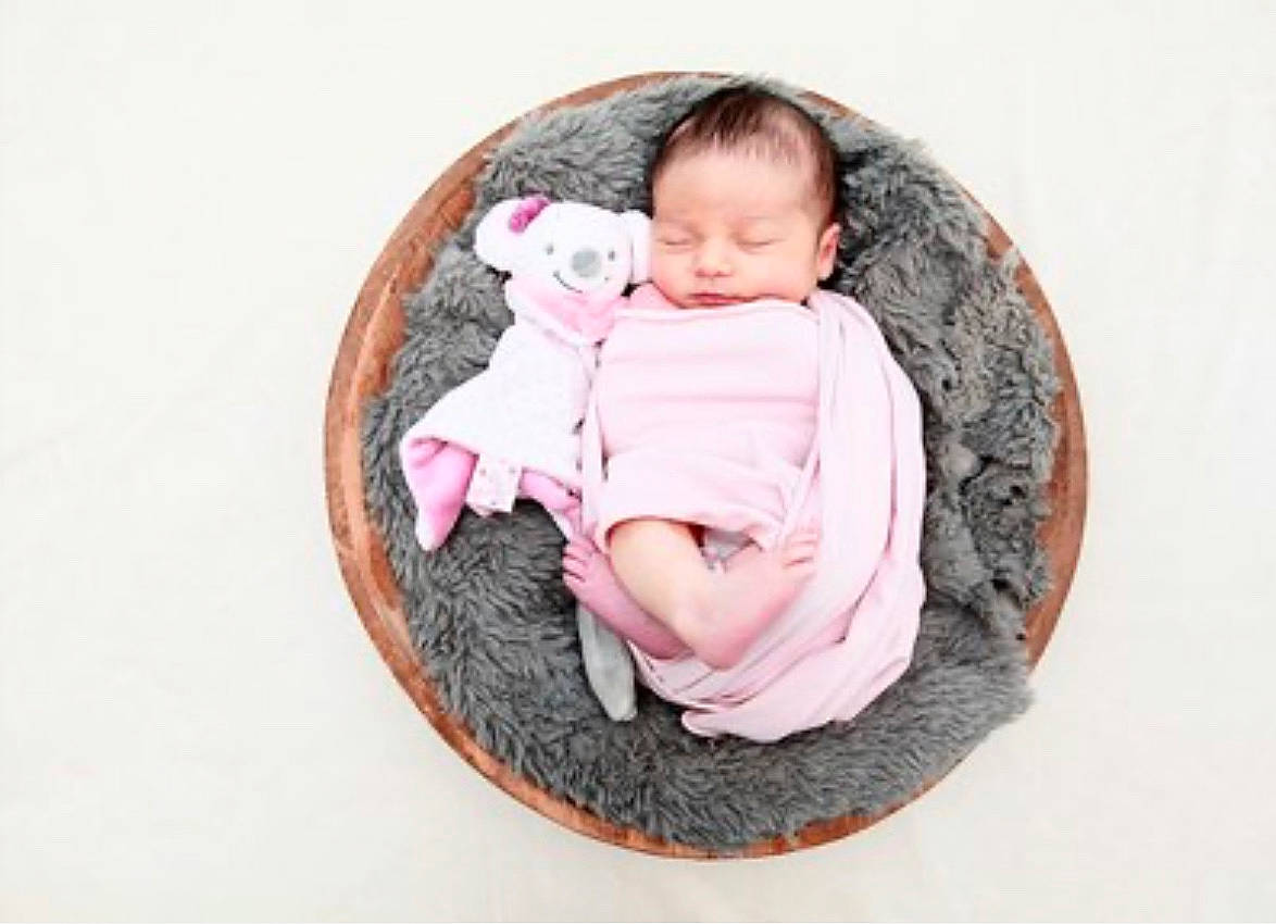 Mia a rejoint le concours — aidez-le/la à gagner de superbes lots ! baby, child, circle, person, photograph, pink, play, product, toddler