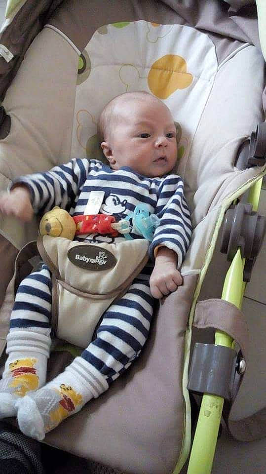 Enzo participe au concours pour gagner de l'argent avec cette photo : baby_carriage, baby_products, car_seat, child, infant, person, product, toddler