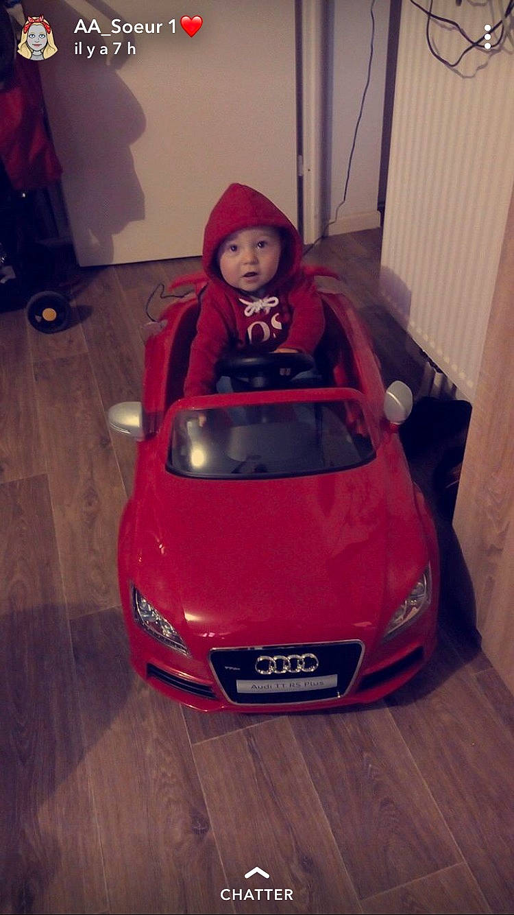 Enzo a rejoint le concours — aidez-le/la à gagner de superbes lots ! audi, automotive_design, automotive_exterior, automotive_lighting, bumper, car, city_car, compact_car, coupe, executive_car, headwear, luxury_vehicle, motor_vehicle, performance_car, person, red, sports_car, surprise, vehicle, vehicle_door