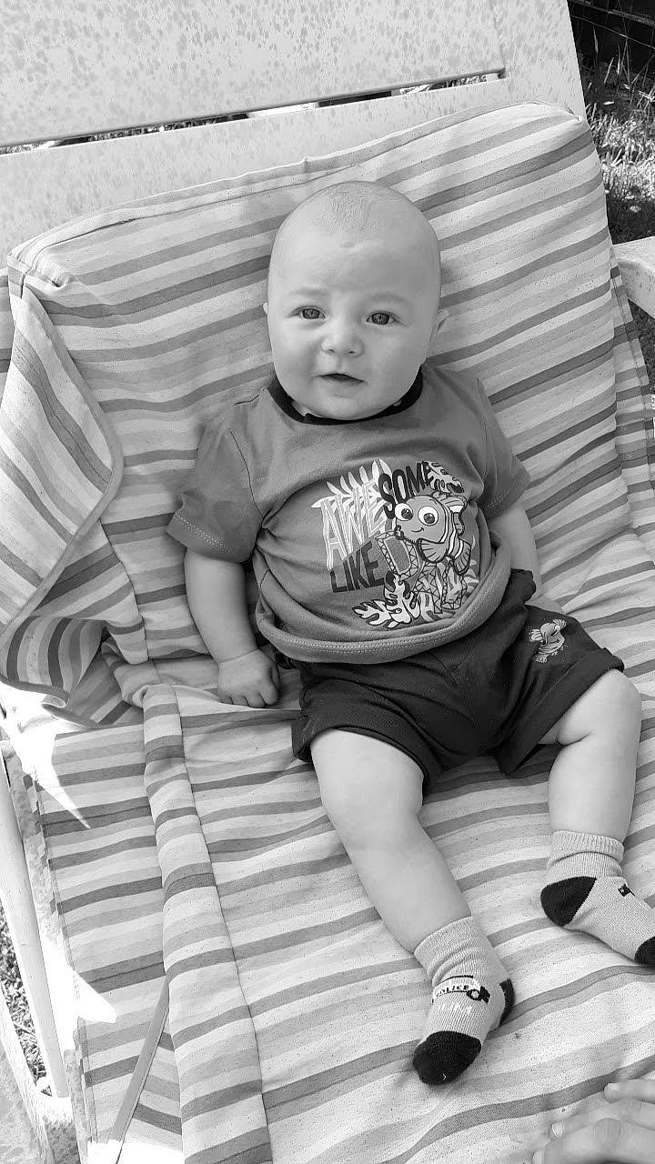 Enzo participe au concours pour gagner de l'argent avec cette photo : black, black_and_white, child, eye, facial_expression, fun, girl, infant, monochrome, monochrome_photography, person, photograph, photography, portrait_photography, sitting, smile, snapshot, standing, toddler