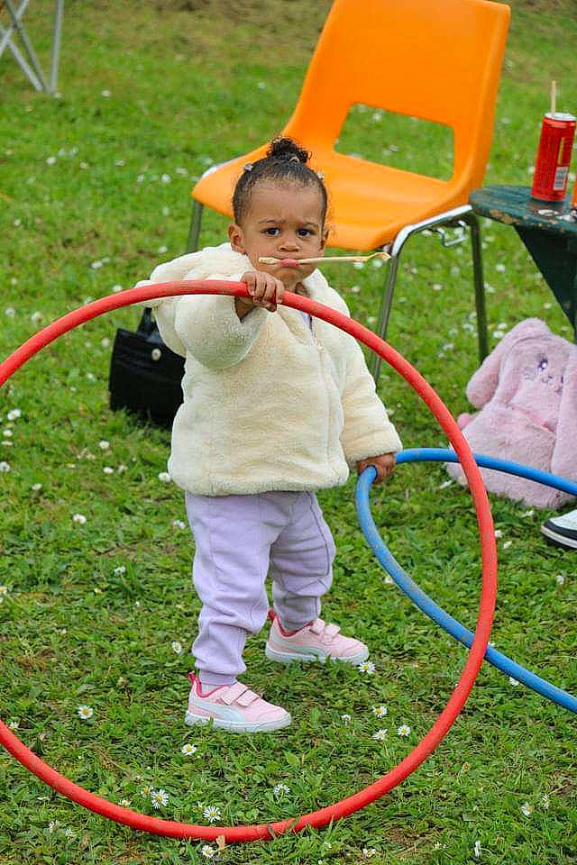 Deyna a rejoint le concours — aidez-le/la à gagner de superbes lots ! baby, baby_toddler_clothing, chair, child, circle, event, fun, grass, green, human_settlement, lawn, leisure, outdoor_furniture, person, plant, play, playground, recreation, toddler, toy
