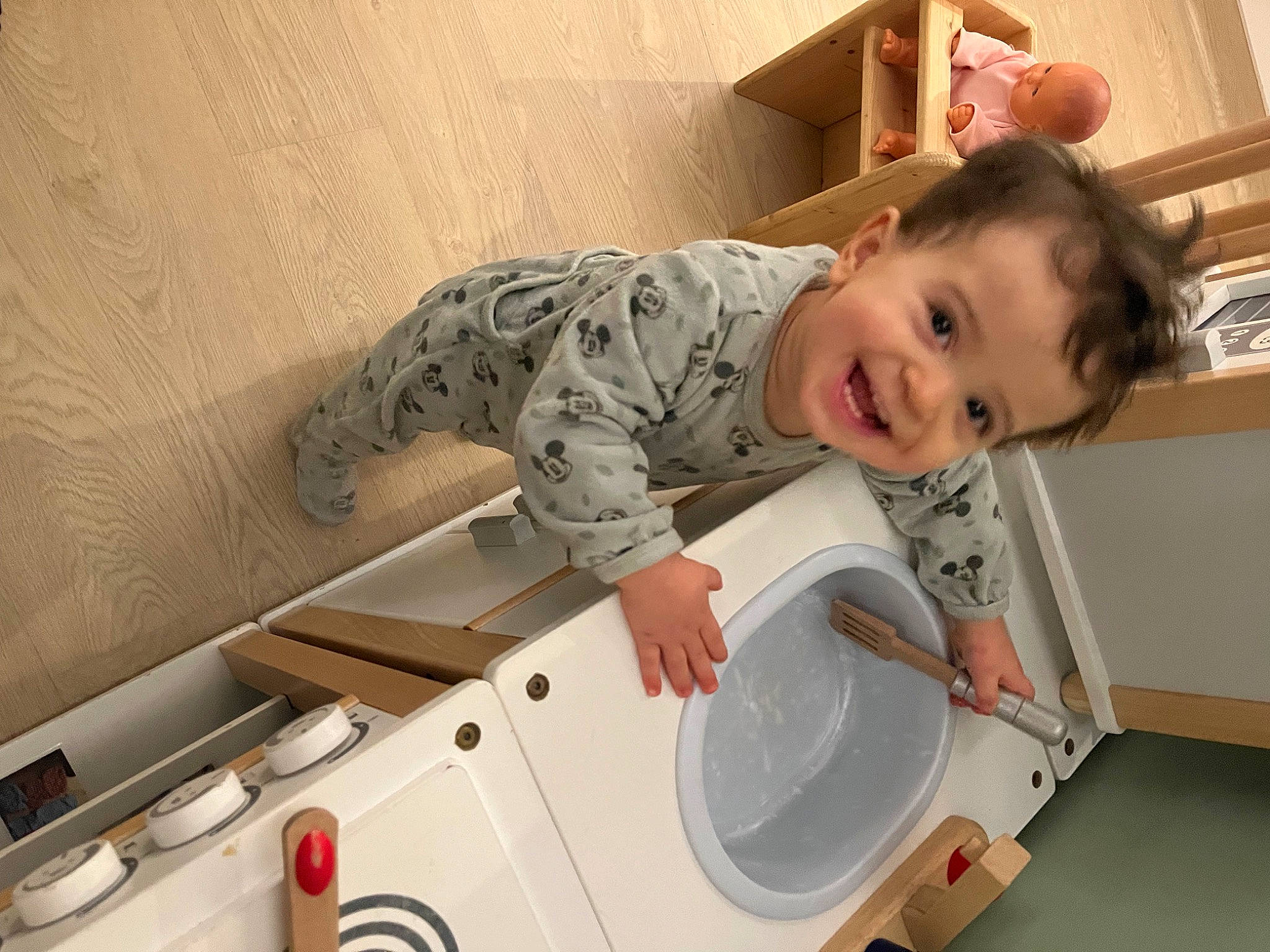 Edward participe au concours pour gagner de l'argent avec cette photo : baby, baby_toddler_clothing, child, clothes_dryer, comfort, flooring, fun, hardwood, home_appliance, joy, laundry_room, machine, major_appliance, person, room, shirt, sleeve, smile, t_shirt, toddler