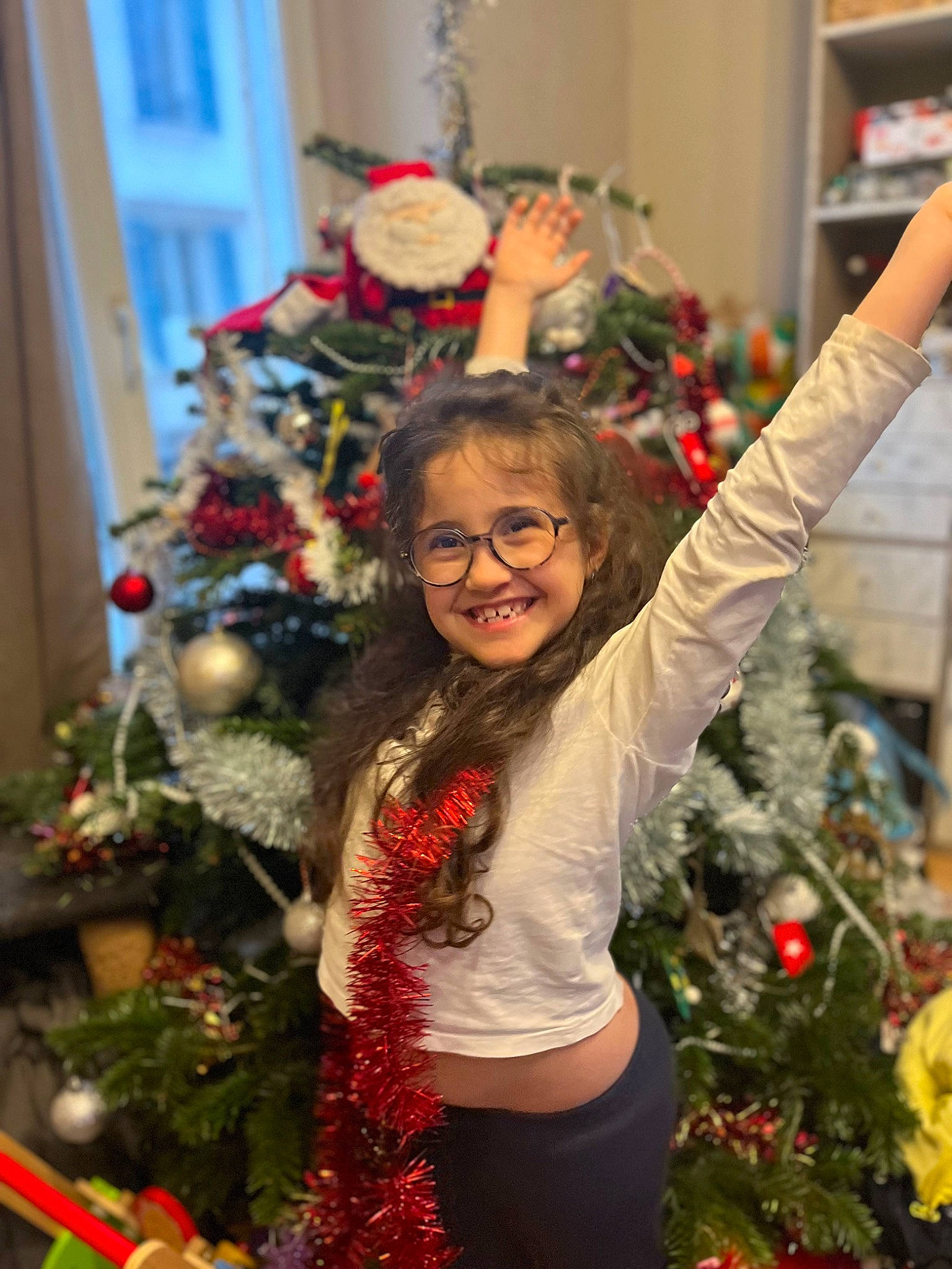 Jade a rejoint le concours — aidez-le/la à gagner de superbes lots ! christmas, christmas_decoration, christmas_eve, christmas_ornament, christmas_tree, event, evergreen, facial_expression, happy, holiday, holiday_ornament, human_body, joy, ornament, people, person, plant, smile, standing, tradition