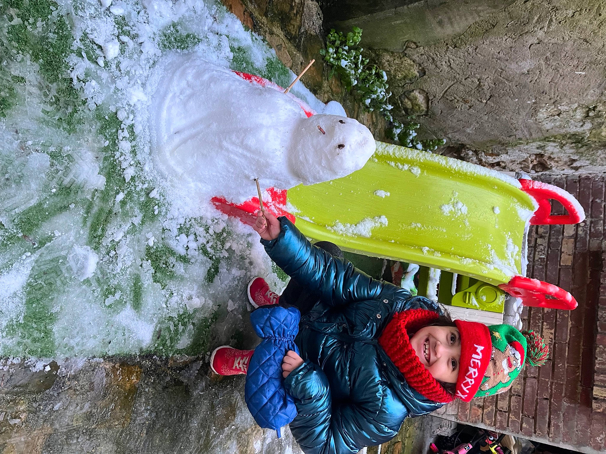 Jade participe au concours pour gagner de l'argent avec cette photo : fun, glove, grass, headwear, joy, leisure, person, plastic, plastic_bag, recreation, tail, toddler, toy, water, winter, world