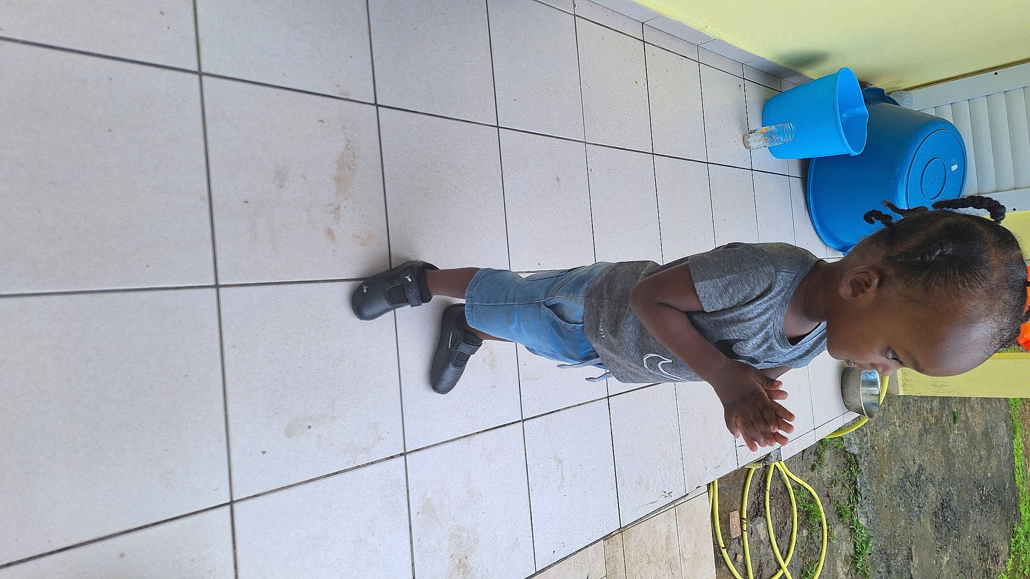 Jason participe au concours pour gagner de l'argent avec cette photo : adventure, concrete, denim, electric_blue, facade, floor, flooring, foot, fun, human_leg, knee, leisure, outdoor_shoe, person, recreation, sidewalk, sneakers, t_shirt, toddler, walking_shoe