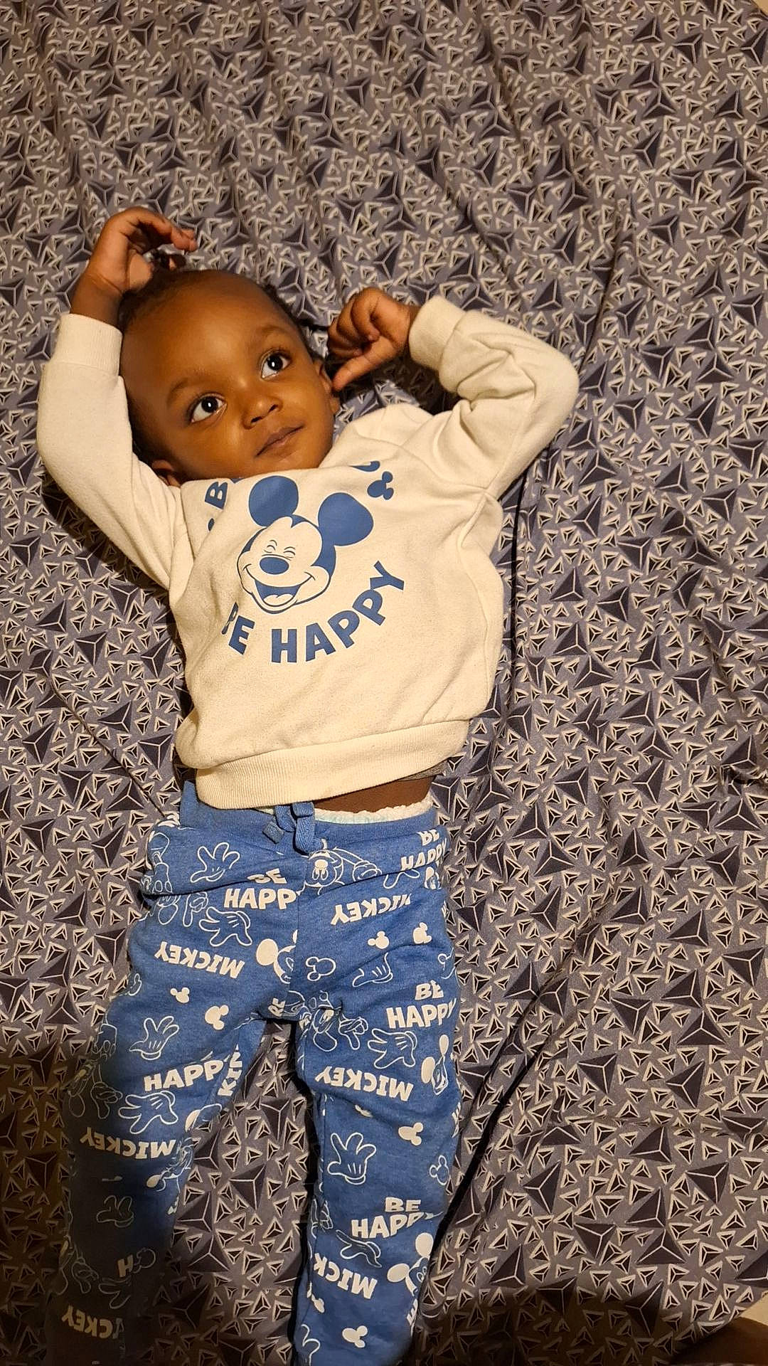 Jason a rejoint le concours — aidez-le/la à gagner de superbes lots ! baby, baby_toddler_clothing, child, cool, eye, face, facial_expression, fun, gesture, grass, happy, head, human_body, pattern, people, people_in_nature, person, thigh, toddler, tree