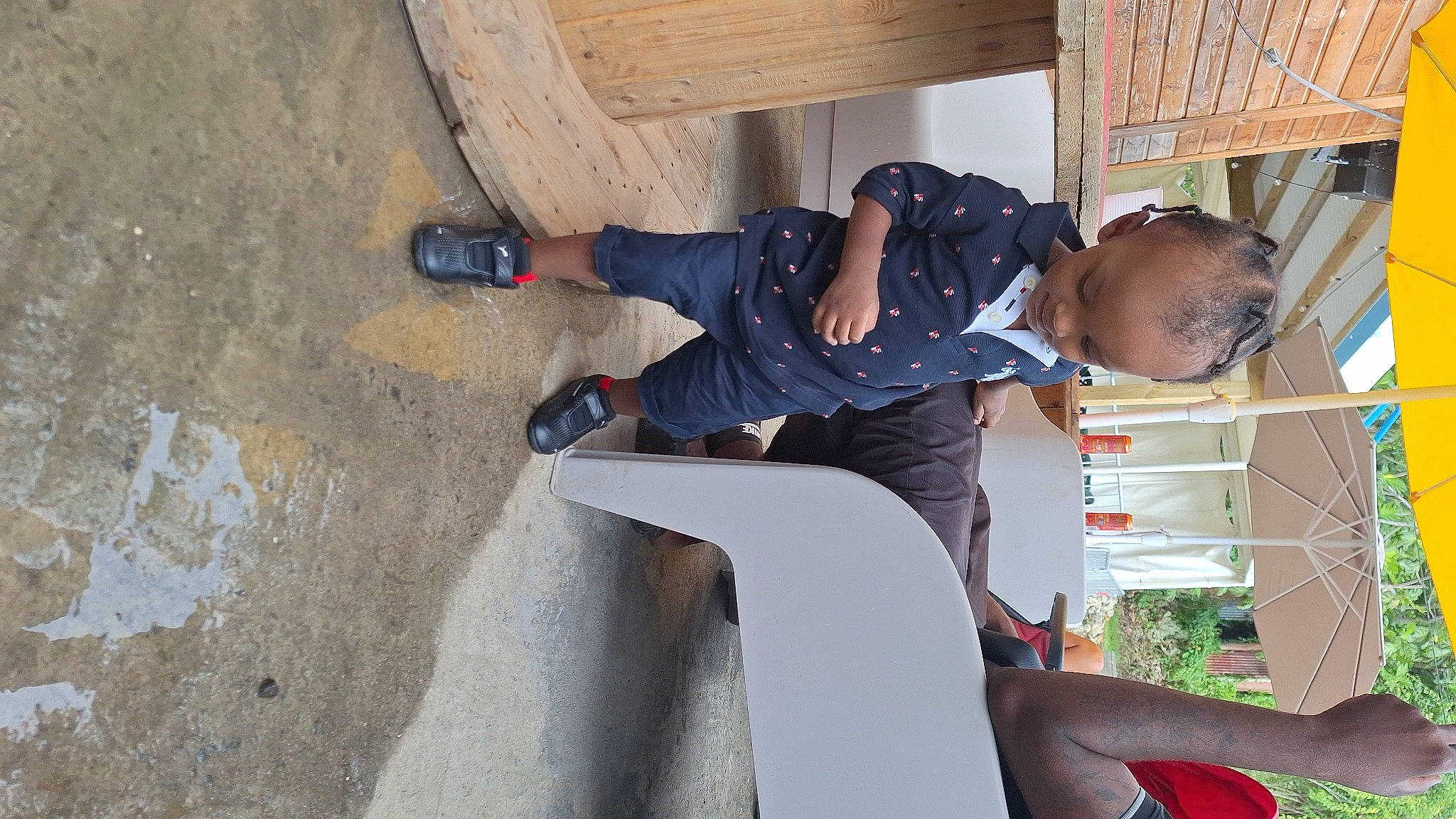 Jason participe au concours pour gagner de l'argent avec cette photo : child, concrete, elbow, flooring, fun, human_leg, landscape, leisure, outdoor_shoe, person, plant, recreation, sitting, soil, toddler, tree, vacation, walking_shoe, wood