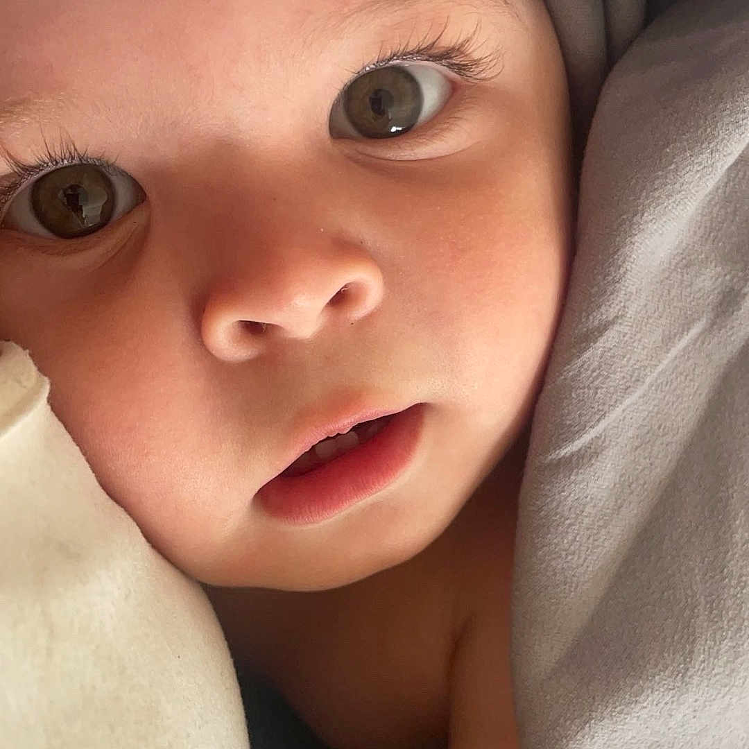 Maël a rejoint le concours — aidez-le/la à gagner de superbes lots ! baby, bed, blanket, bodypart, clothing, cushion, face, furniture, happy, hat, head, homedecor, mouth, newborn, person, photography, portrait, quilt, selfie, smile