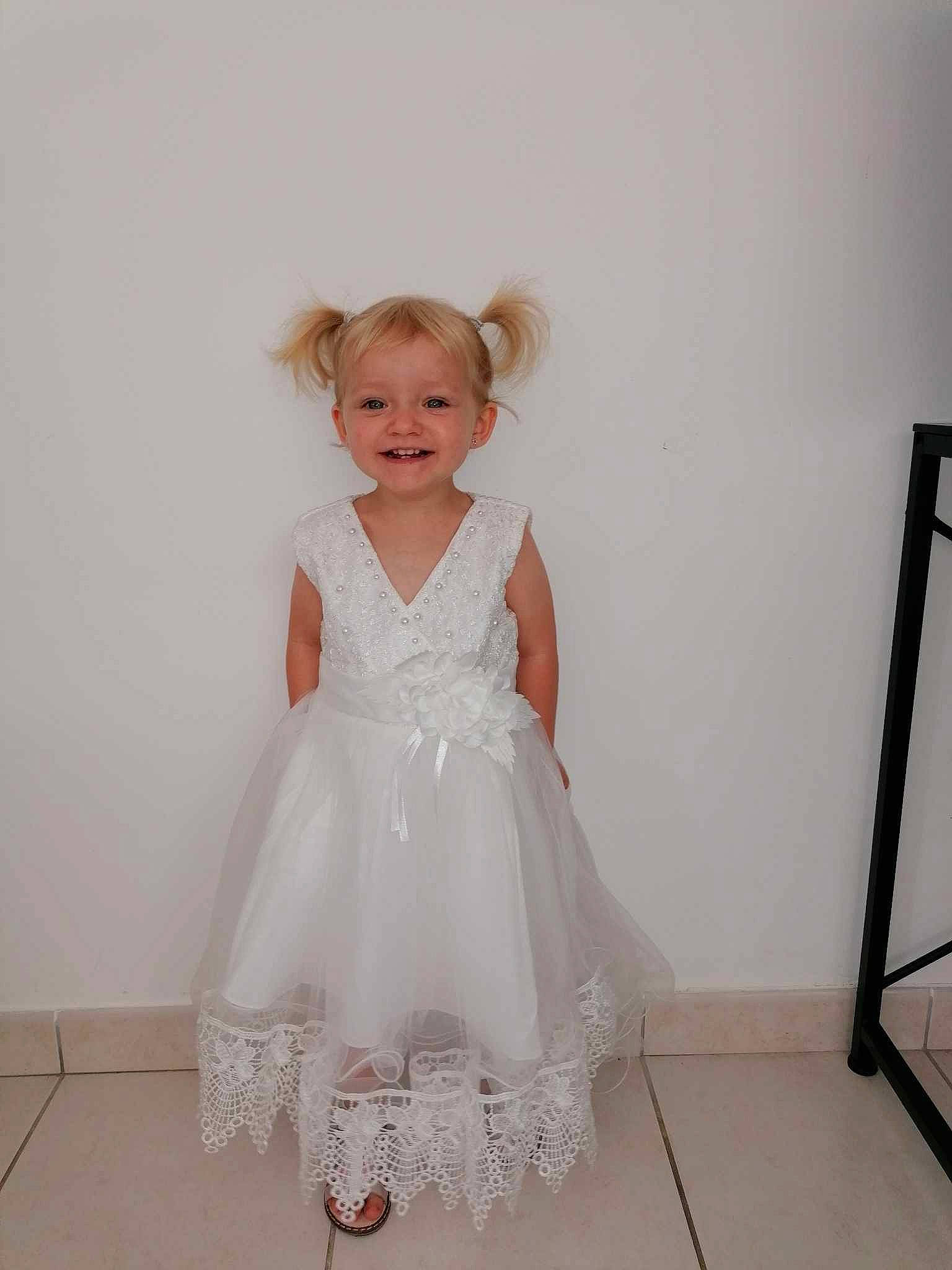 Jade participe au concours pour gagner de l'argent avec cette photo : baby_toddler_clothing, bridal_accessory, bridal_clothing, bridal_party_dress, day_dress, dress, embellishment, fashion_design, flooring, formal_wear, gesture, gown, hand, happy, human_body, joy, one_piece_garment, person, shoulder, sleeve