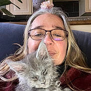 Athena a rejoint le concours — aidez-le/la à gagner de superbes lots ! woman, glasses, kitten, cat, pet, indoor, home, couch, hair, face, furniture, relaxing, snuggling, cozy, long_hair, portrait, cute, furry, animal, comfort