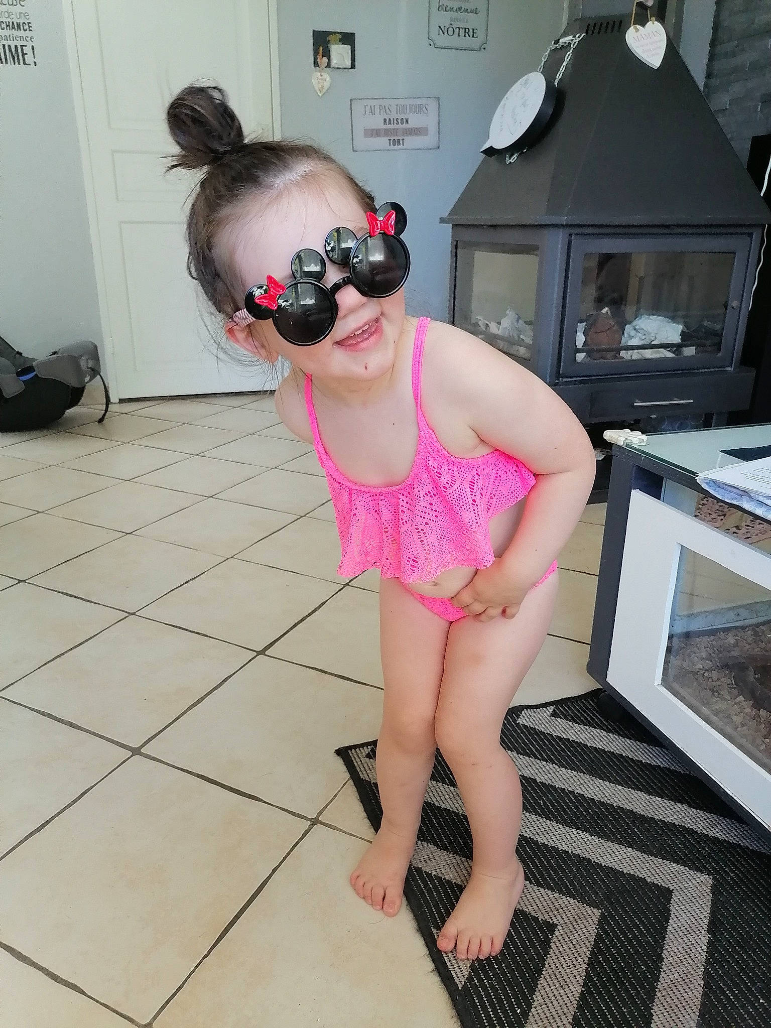 Talia participe au concours pour gagner de l'argent avec cette photo : audio_equipment, baby_toddler_clothing, chest, eyewear, floor, flooring, goggles, human_leg, joint, joy, leg, one_piece_swimsuit, person, shoulder, sportswear, sunglasses, swimwear, television, thigh, toddler
