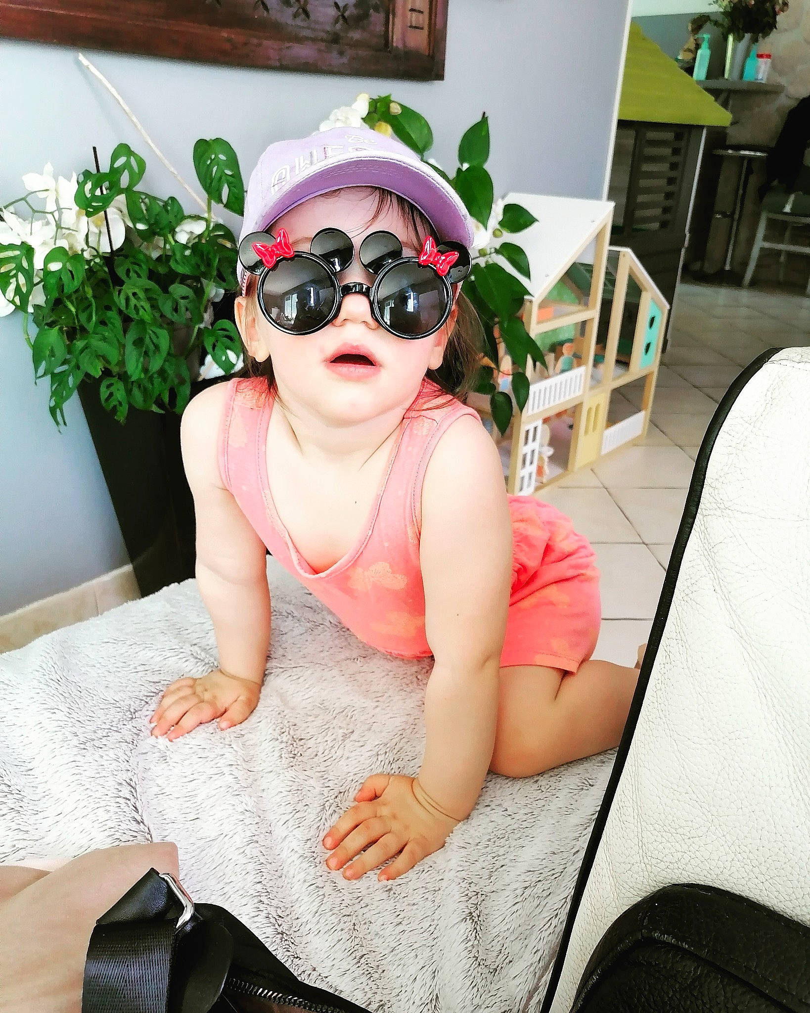 Talia participe au concours pour gagner de l'argent avec cette photo : audio_equipment, black_hair, chair, comfort, eyewear, fashion_accessory, flooring, foot, glasses, goggles, happy, human_leg, leisure, person, personal_protective_equipment, plant, sitting, sportswear, sunglasses, thigh