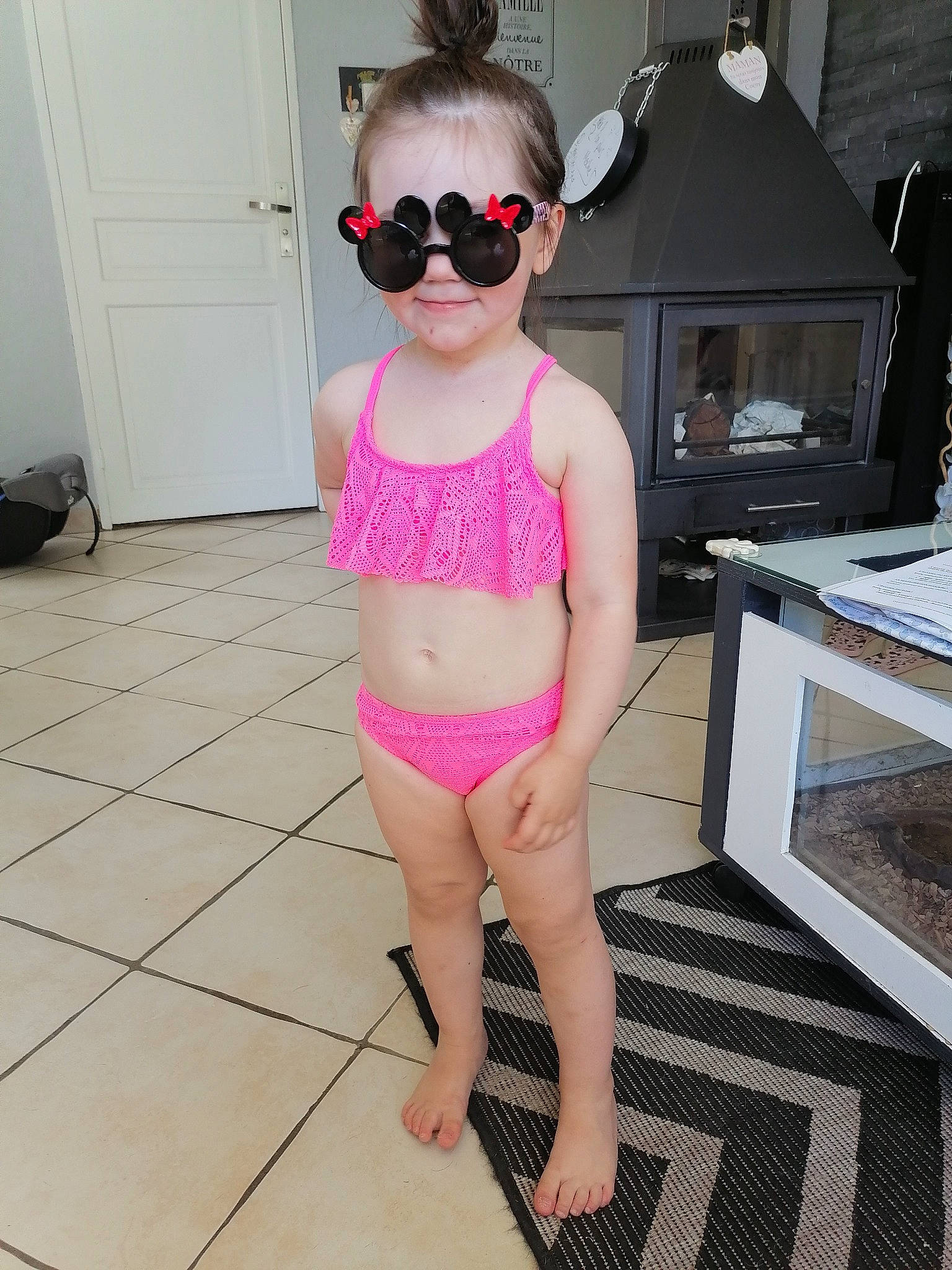 Talia participe au concours pour gagner de l'argent avec cette photo : baby_toddler_clothing, chest, eyewear, finger, floor, flooring, glasses, goggles, joint, joy, leg, neck, person, pink, shoulder, sleeve, standing, sunglasses, thigh, undergarment