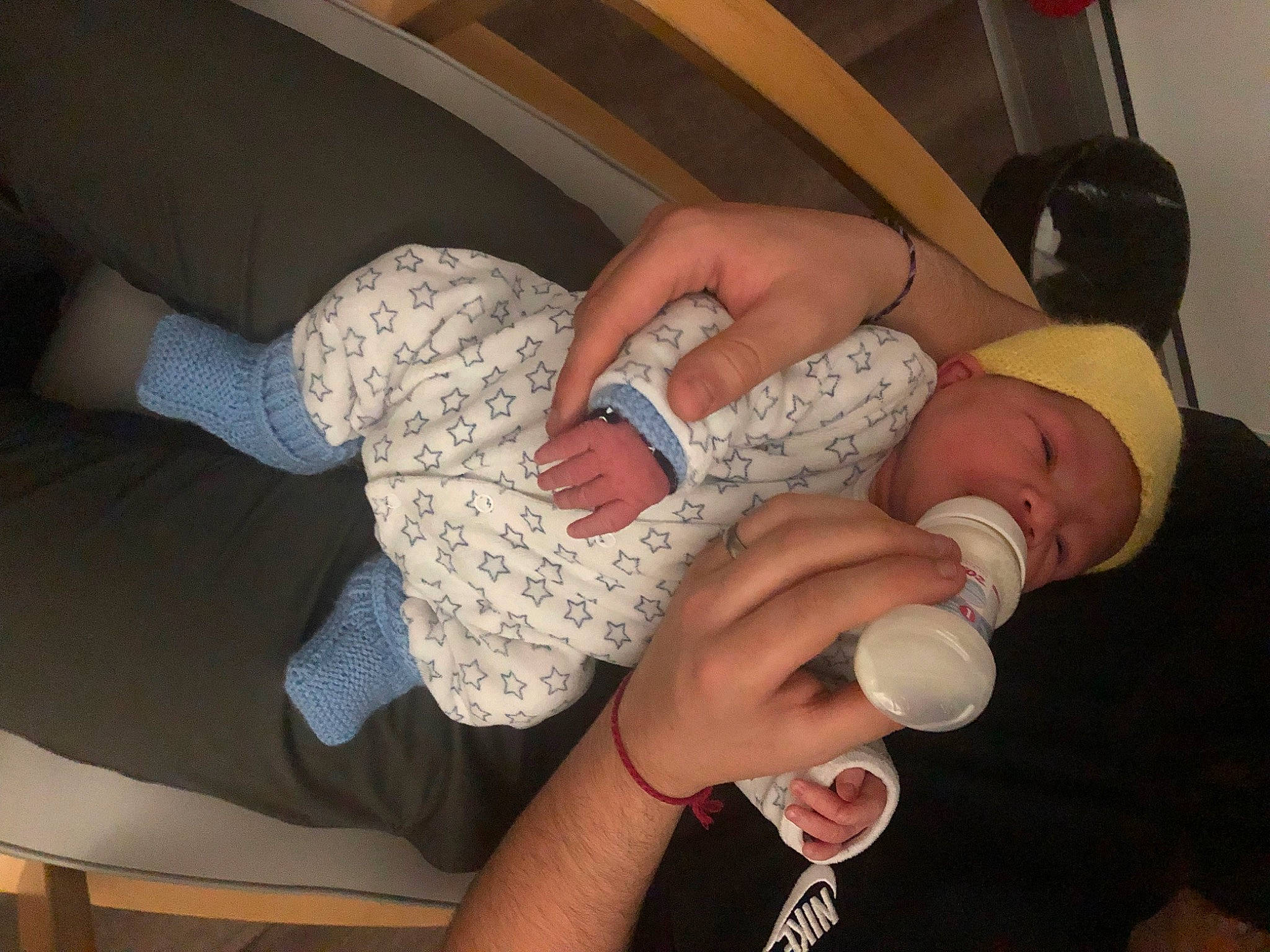 Haru a rejoint le concours — aidez-le/la à gagner de superbes lots ! baby, child, comfort, drinkware, finger, gesture, hand, human_body, human_leg, joint, knee, leg, mouth, nail, person, skin, thigh, thumb, toddler, vehicle_door