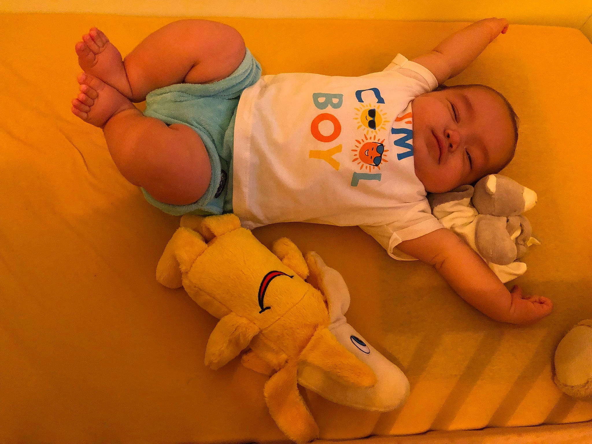 Haru a rejoint le concours — aidez-le/la à gagner de superbes lots ! baby, baby_products, baby_safety, baby_sleeping, baby_toddler_clothing, comfort, finger, flooring, foot, gesture, happy, human_body, knee, leg, orange, person, product, stuffed_toy, thumb, toddler