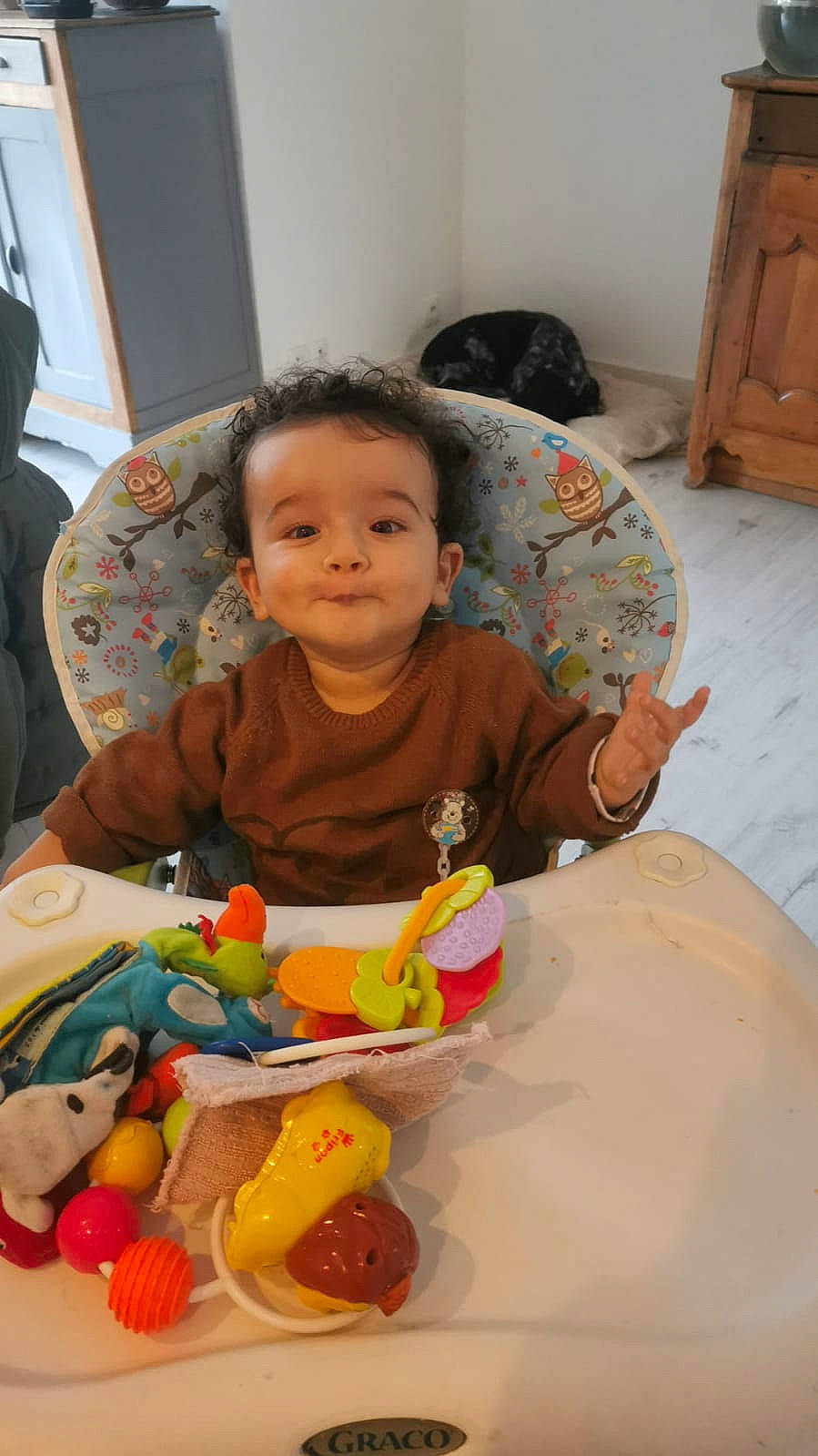 Yassine a rejoint le concours — aidez-le/la à gagner de superbes lots ! arm, baby, chair, child, comfort, event, eye, face, fun, happy, head, holiday, person, play, room, sharing, sitting, smile, t_shirt, toddler