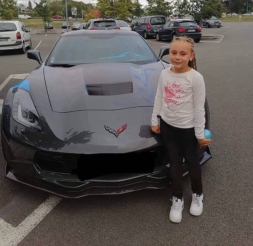 Samia a rejoint le concours — aidez-le/la à gagner de superbes lots ! automotive_design, automotive_exterior, automotive_lighting, automotive_tail_brake_light, bumper, car, fender, full_size_car, joy, land_vehicle, luxury_vehicle, motor_vehicle, parking, performance_car, person, personal_luxury_car, sports_car, supercar, vehicle, vehicle_door