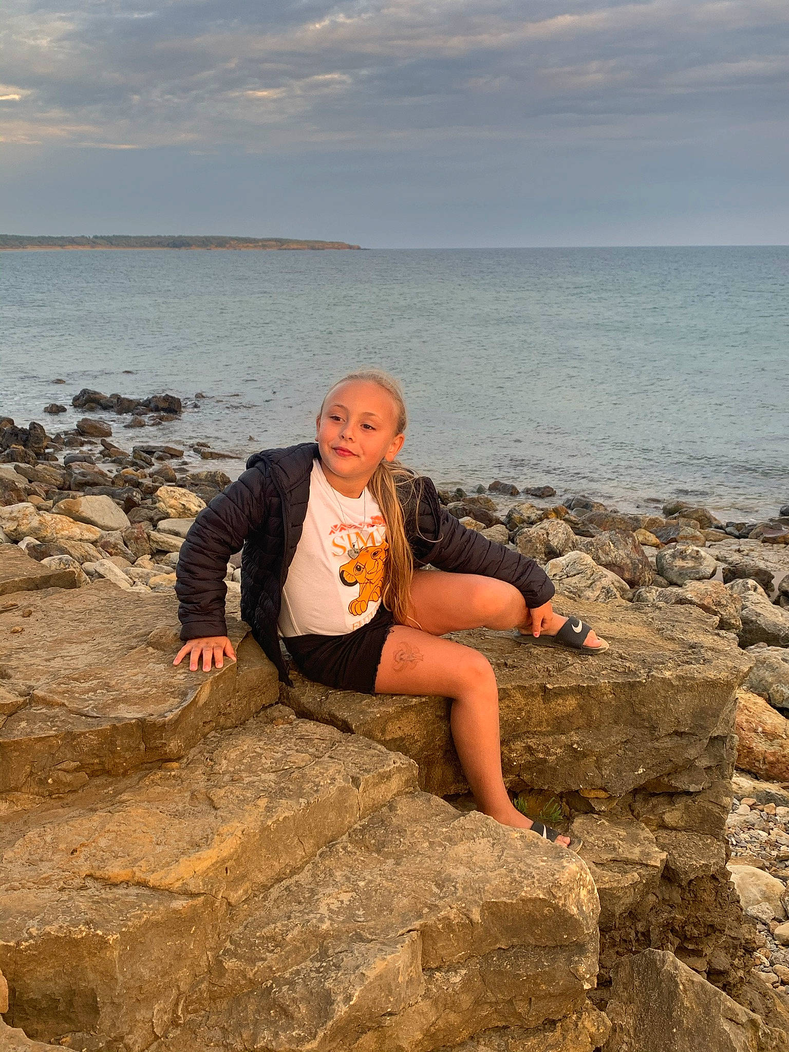 Samia participe au concours pour gagner de l'argent avec cette photo : active_pants, adventure, balance, beach, bedrock, blond, coast, coastal_and_oceanic_landforms, foot, holiday, joy, knee, ocean, outcrop, person, rock, sea, shore, sound, toe