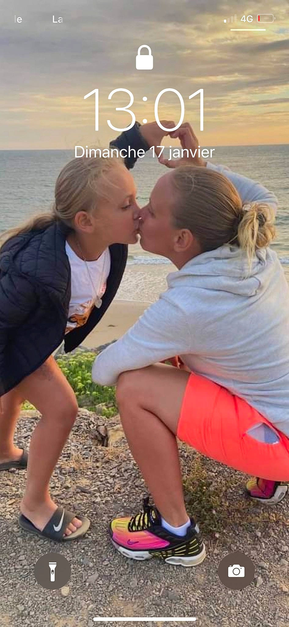 Samia participe au concours pour gagner de l'argent avec cette photo : child, eyewear, friendship, fun, gesture, grass, hairstyle, happy, human_leg, kiss, leg, leisure, people_in_nature, person, photograph, shoe, shorts, sneakers, summer, t_shirt