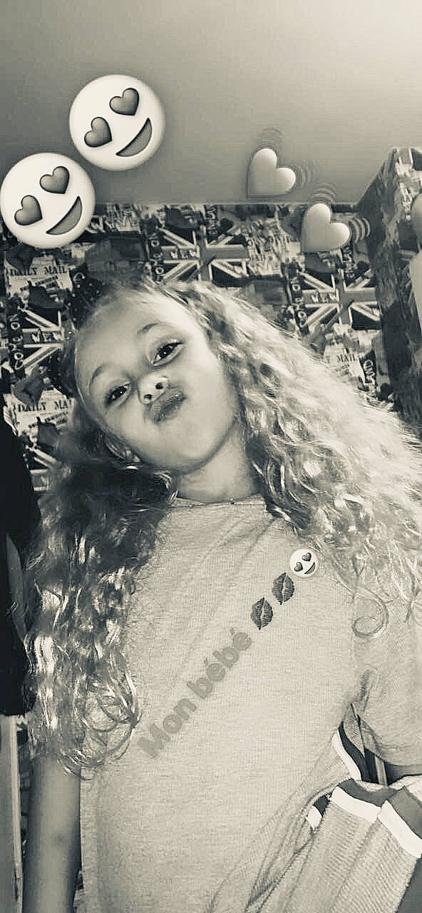 Samia participe au concours pour gagner de l'argent avec cette photo : artificial_hair_integrations, balloon, button, child_model, fashion_design, feathered_hair, hair_accessory, hairstyle, iris, layered_hair, long_hair, makeover, party_supply, person, portrait, portrait_photography, ringlet, style, vintage_clothing