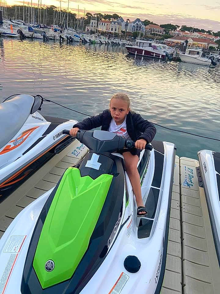 Samia a rejoint le concours — aidez-le/la à gagner de superbes lots ! boat, boating, boats_and_boating_equipment_and_supplies, channel, dock, harbor, jet_ski, lake, lake_district, loch, marina, naval_architecture, person, personal_water_craft, recreation, surface_water_sports, transport, water_sport, water_transportation, watercraft