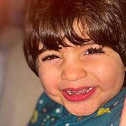 Ghada a rejoint le concours — aidez-le/la à gagner de superbes lots ! child, smile, face, eyes, hair, happy, portrait, close_up, skin, mouth, teeth, eyelashes, indoors, person, cute, joy, expression, baby, head, clothing