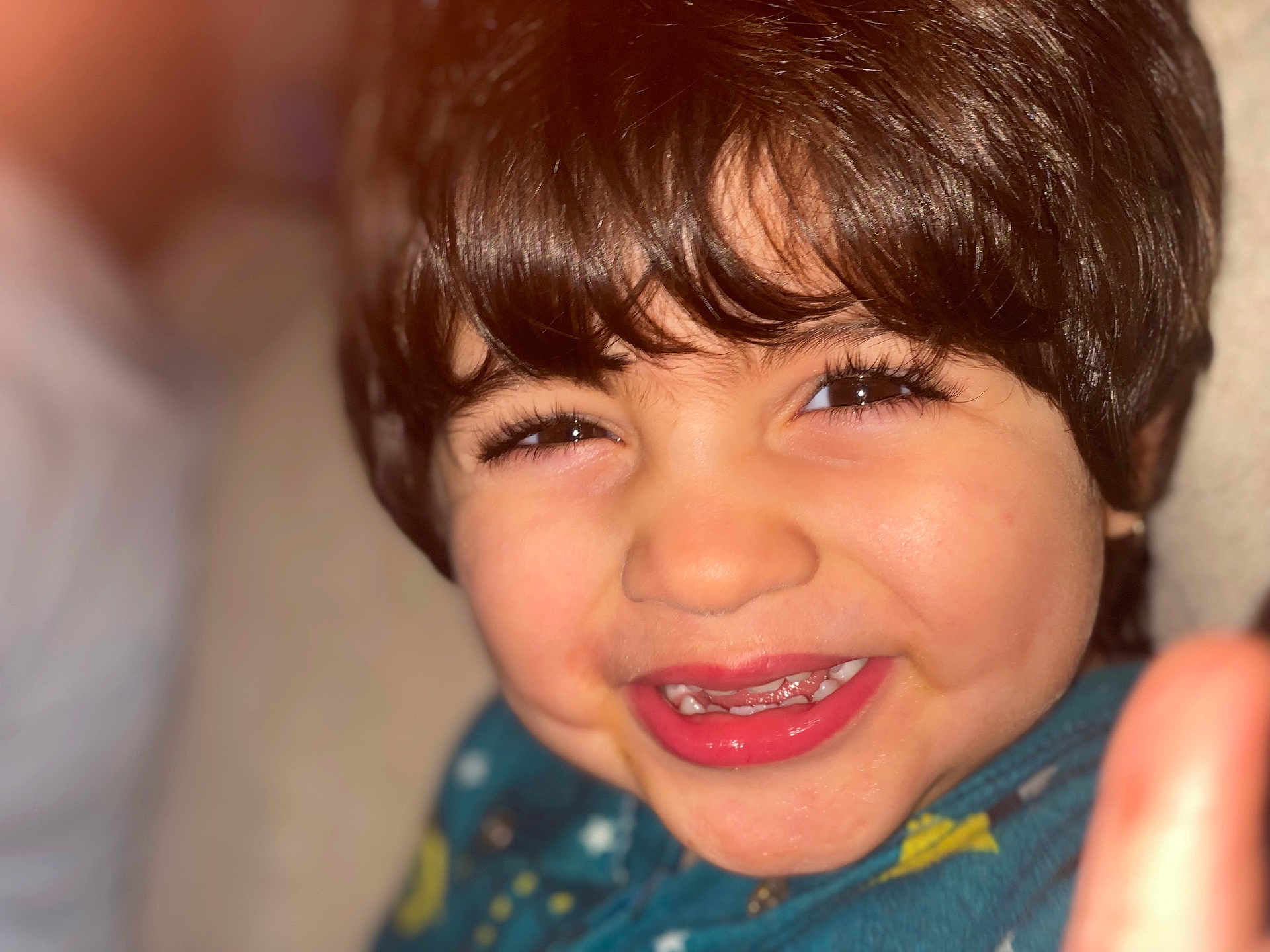 Ghada a rejoint le concours — aidez-le/la à gagner de superbes lots ! child, smile, face, eyes, hair, happy, portrait, close_up, skin, mouth, teeth, eyelashes, indoors, person, cute, joy, expression, baby, head, clothing