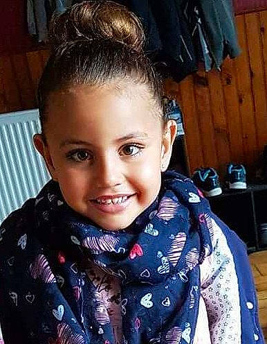 Sana participe au concours pour gagner de l'argent avec cette photo : child, child_model, ear, forehead, girl, hair, hair_coloring, hairstyle, joy, neck, person, product, scarf