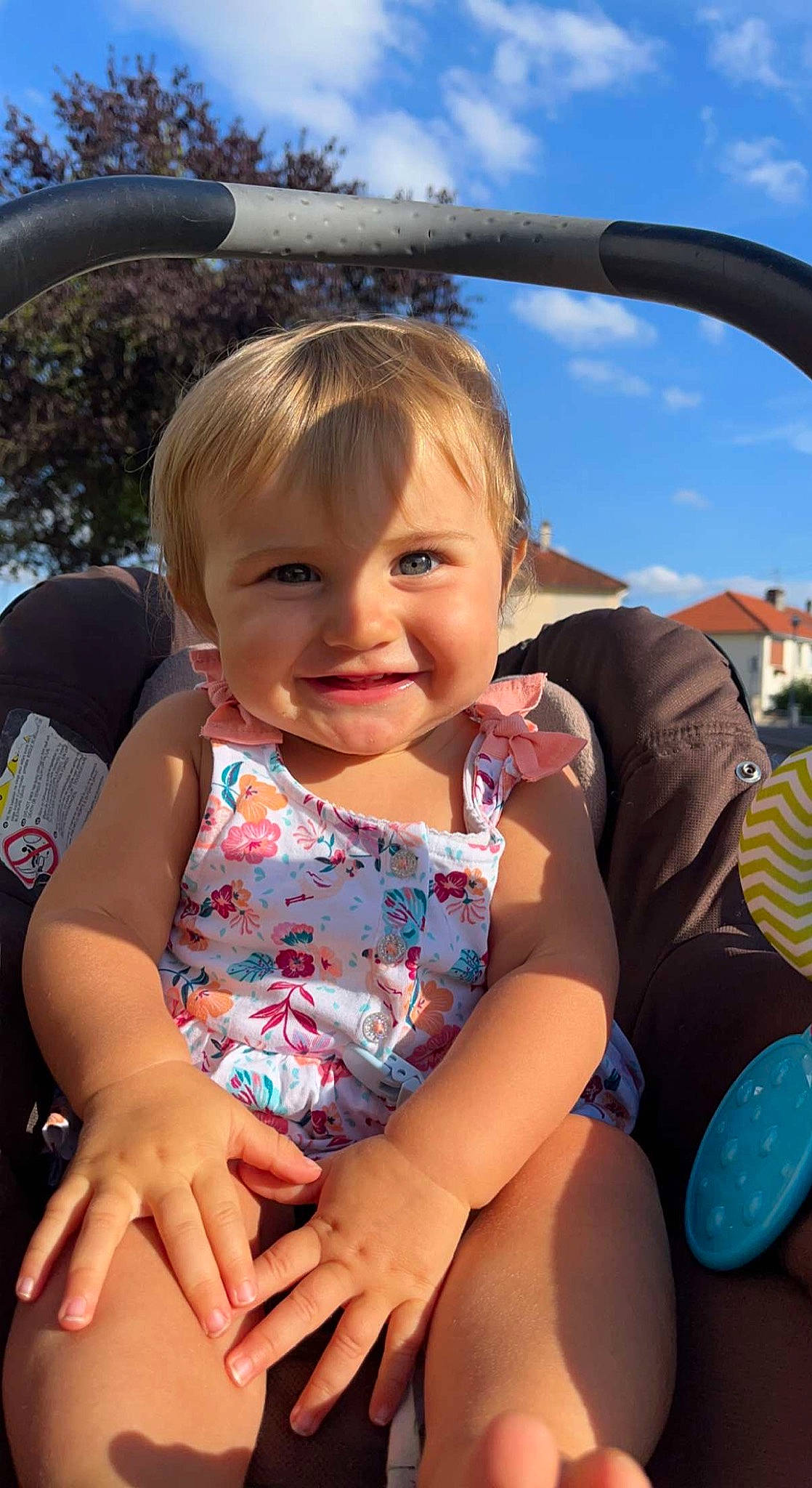 Lyana participe au concours pour gagner de l'argent avec cette photo : baby_toddler_clothing, cloud, cool, facial_expression, finger, fun, hand, happy, iris, joy, leg, leisure, organ, person, public_space, skin, sky, smile, thigh, thumb