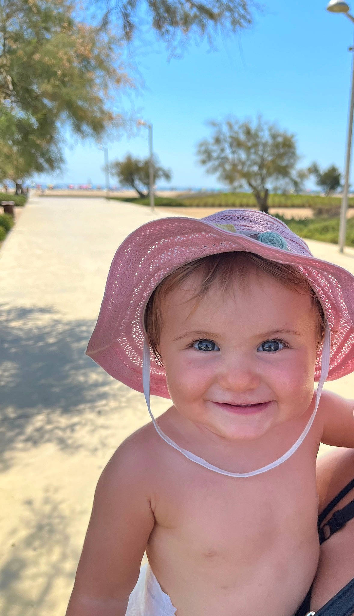 Lyana participe au concours pour gagner de l'argent avec cette photo : baby, cap, child, electric_blue, eyebrow, fun, grass, happy, hat, headgear, headwear, joy, leisure, lip, people_in_nature, person, pink, skin, sky, smile