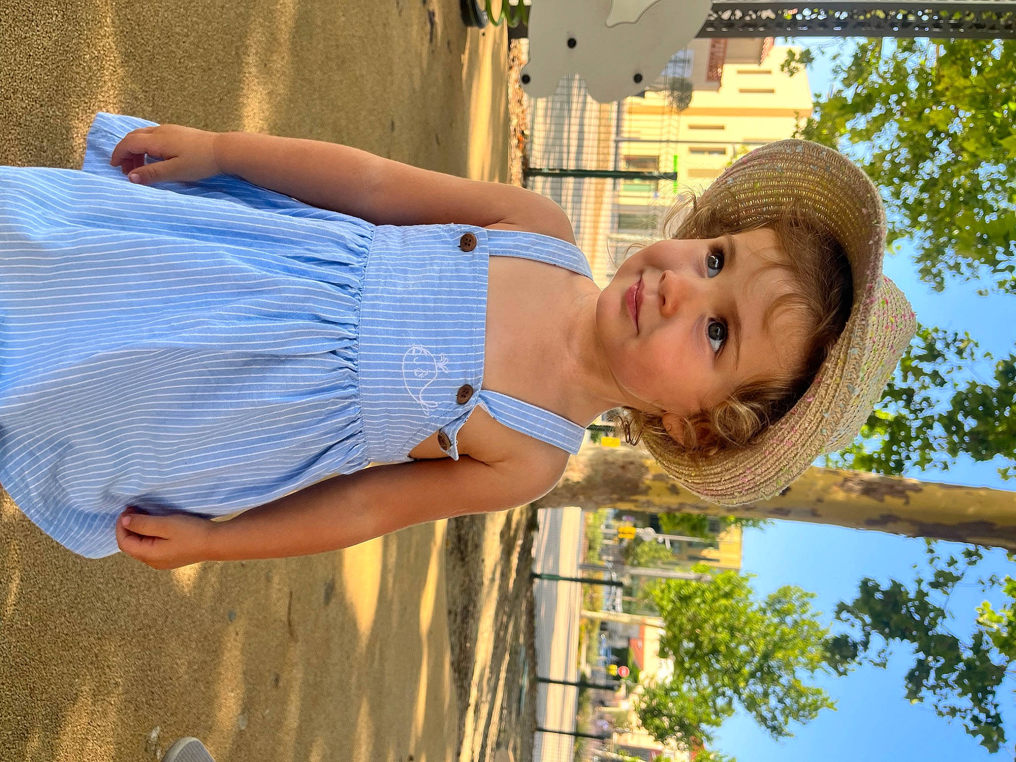 Lyana participe au concours pour gagner de l'argent avec cette photo : beauty, blue, daytime, electric_blue, fun, grass, happy, human_leg, joint, leisure, light, people_in_nature, person, photograph, sky, snapshot, summer, thigh, tree, trunk