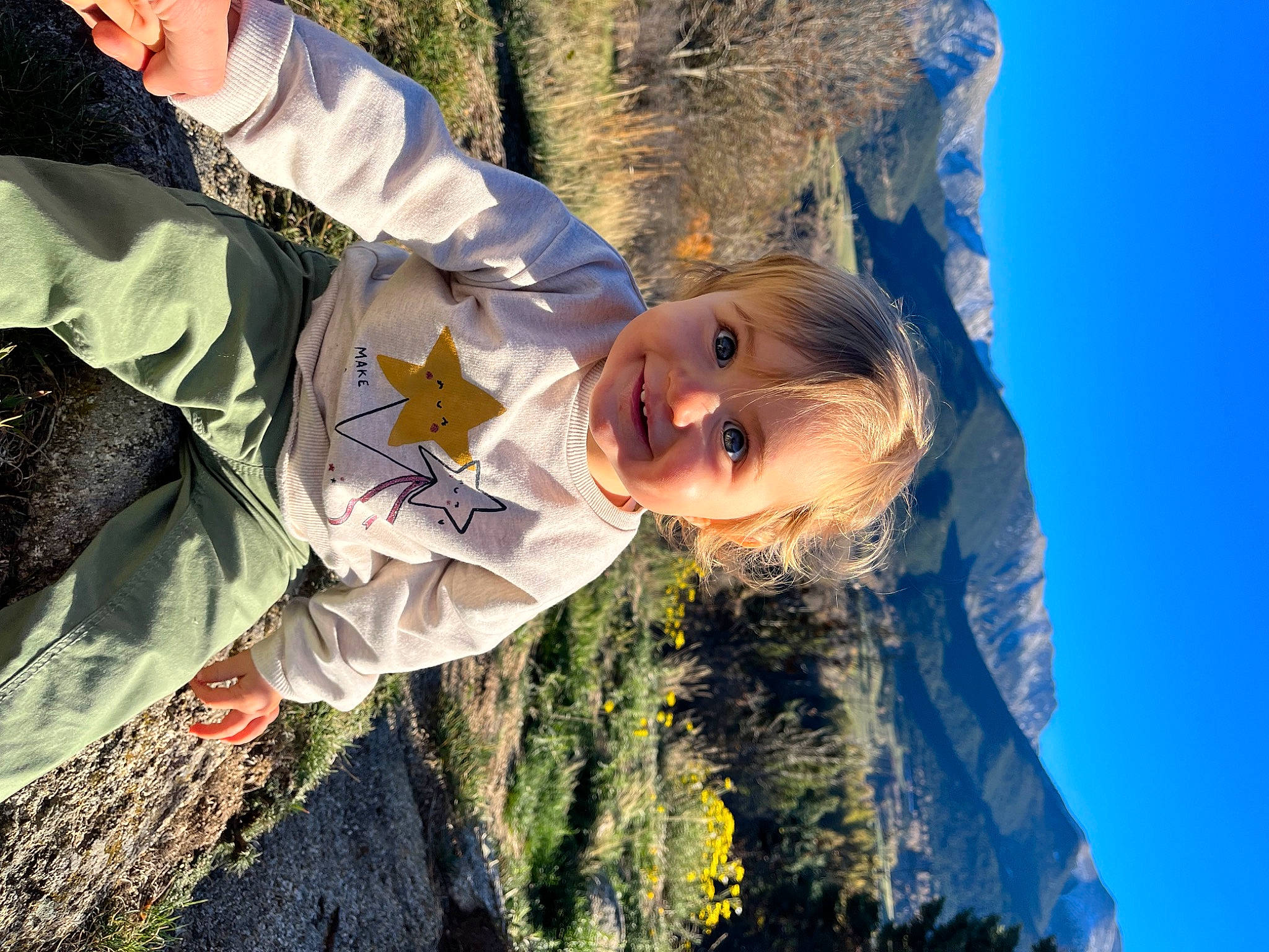 Lyana participe au concours pour gagner de l'argent avec cette photo : adventure, blue, electric_blue, flash_photography, fun, grass, happy, joy, landscape, leisure, mountain, mountain_range, mountainous_landforms, outdoor_recreation, people_in_nature, person, plant, recreation, sky, smile