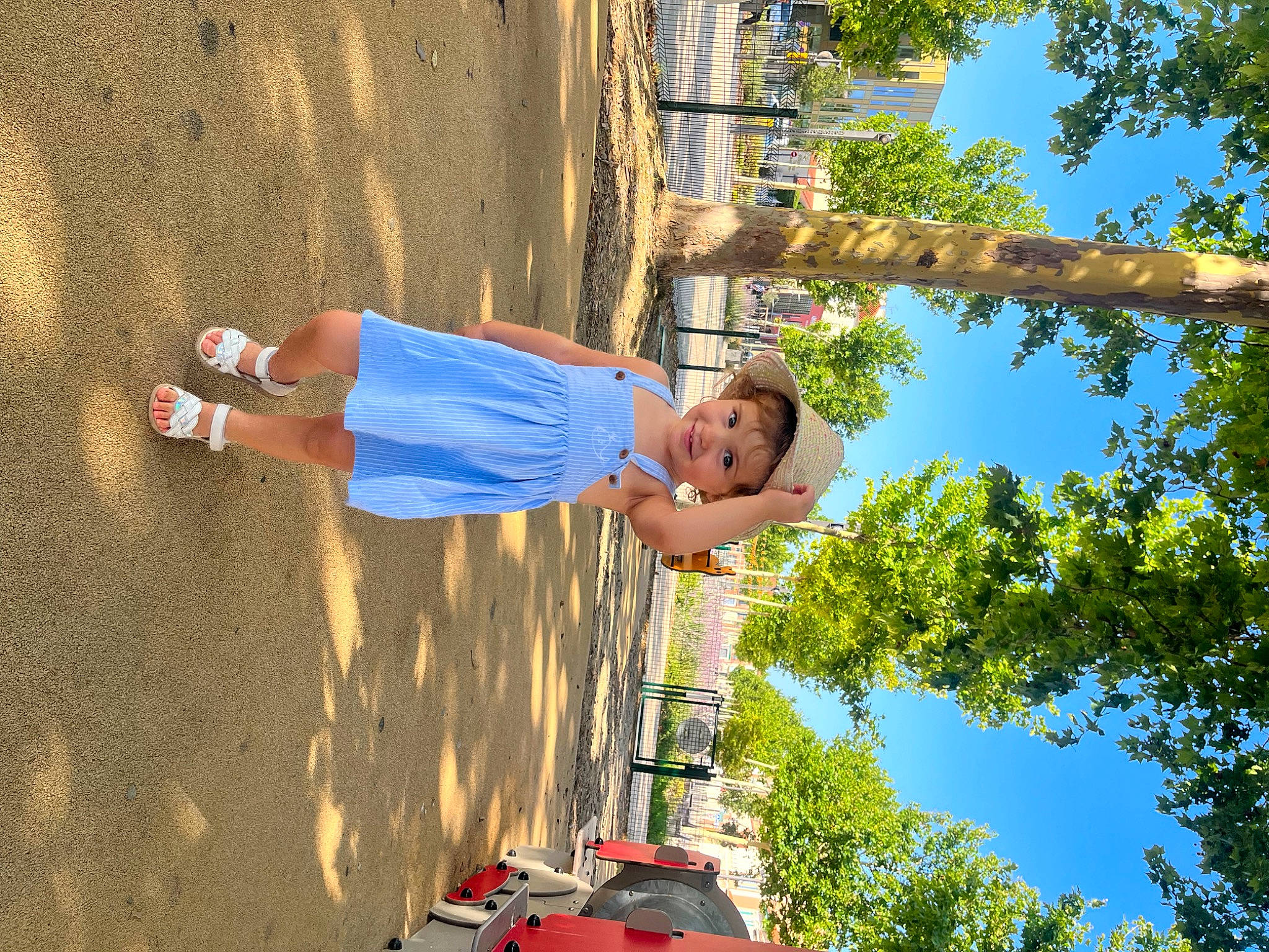 Lyana participe au concours pour gagner de l'argent avec cette photo : electric_blue, fun, happy, hat, headwear, joy, landscape, leisure, people_in_nature, person, pole, recreation, sky, smile, summer, t_shirt, toddler, travel, tree, vacation