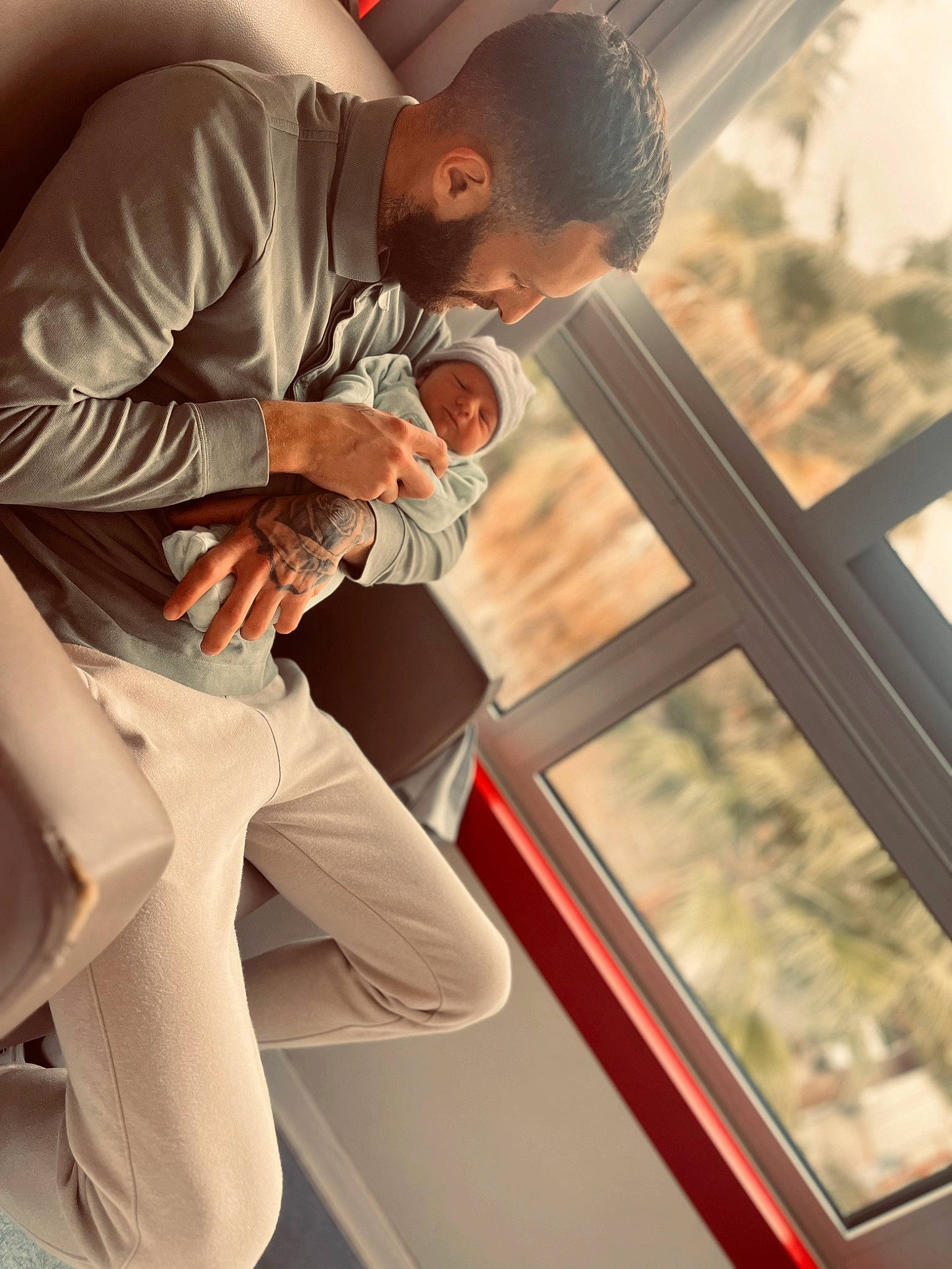 Lenzo a rejoint le concours — aidez-le/la à gagner de superbes lots ! daylighting, dress_shirt, elbow, event, eyewear, fashion_design, flash_photography, formal_wear, gesture, glass, happy, headwear, person, room, sitting, suit, sunglasses