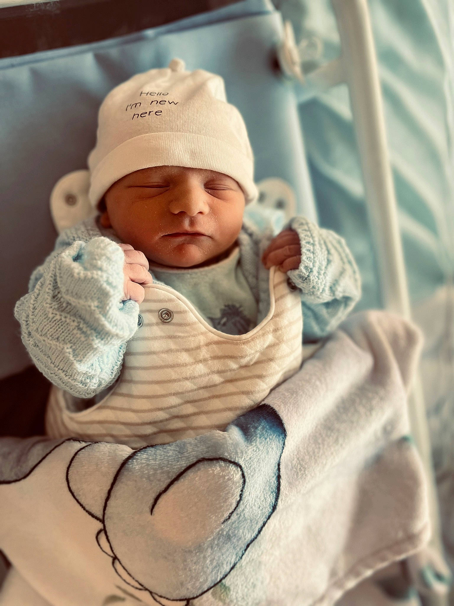 Lenzo a rejoint le concours — aidez-le/la à gagner de superbes lots ! baby, baby_products, baby_safety, baby_sleeping, baby_toddler_clothing, cap, cheek, child, comfort, hat, headgear, headwear, knit_cap, linens, outerwear, person, sitting, skin, sleeve, textile