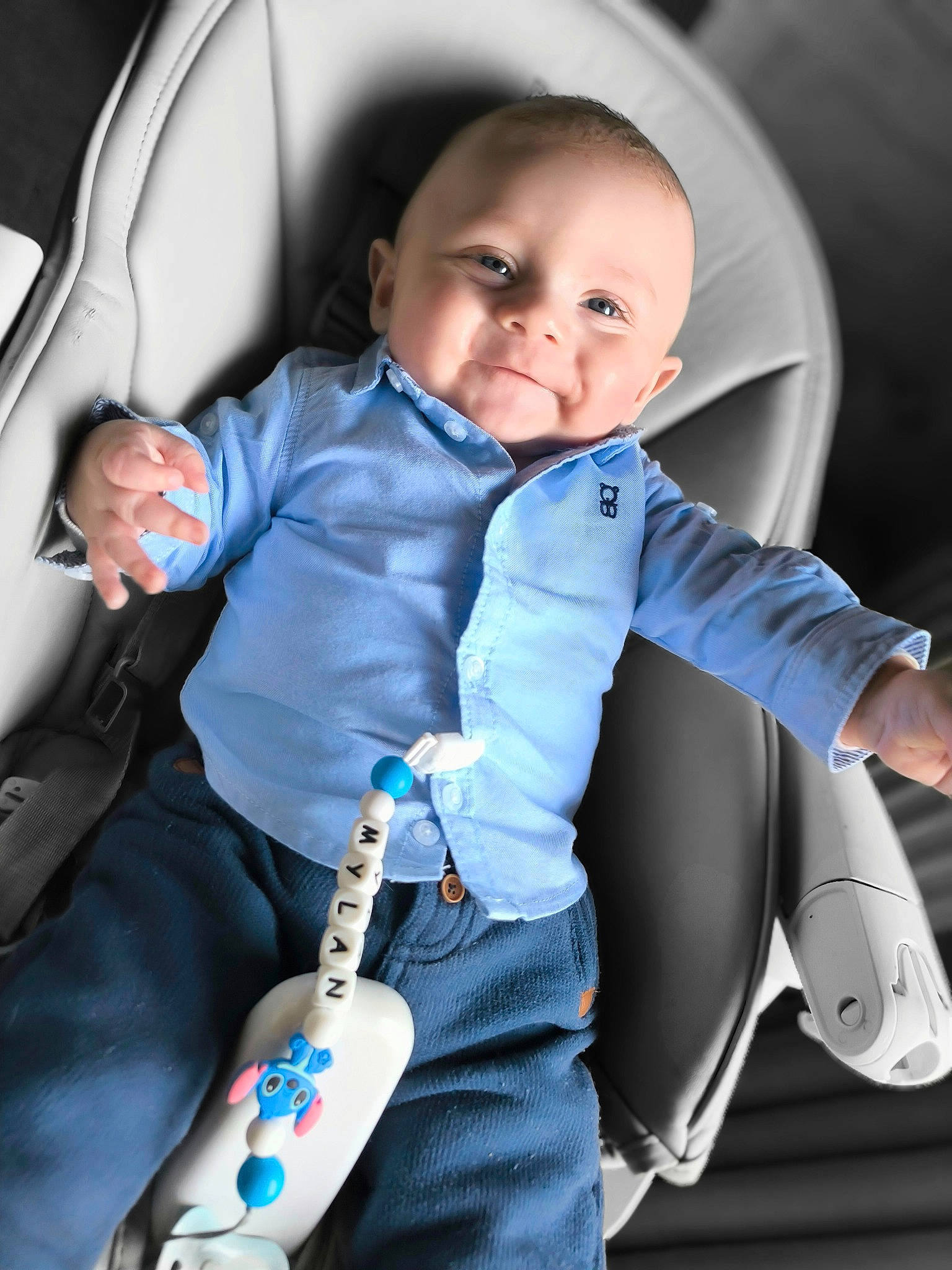 Mylan a rejoint le concours — aidez-le/la à gagner de superbes lots ! auto_part, baby, baby_carriage, baby_in_car_seat, baby_products, baby_toddler_clothing, car_seat, child, comfort, electric_blue, facial_expression, finger, flash_photography, fun, gesture, person, seat_belt, skin, smile, toddler