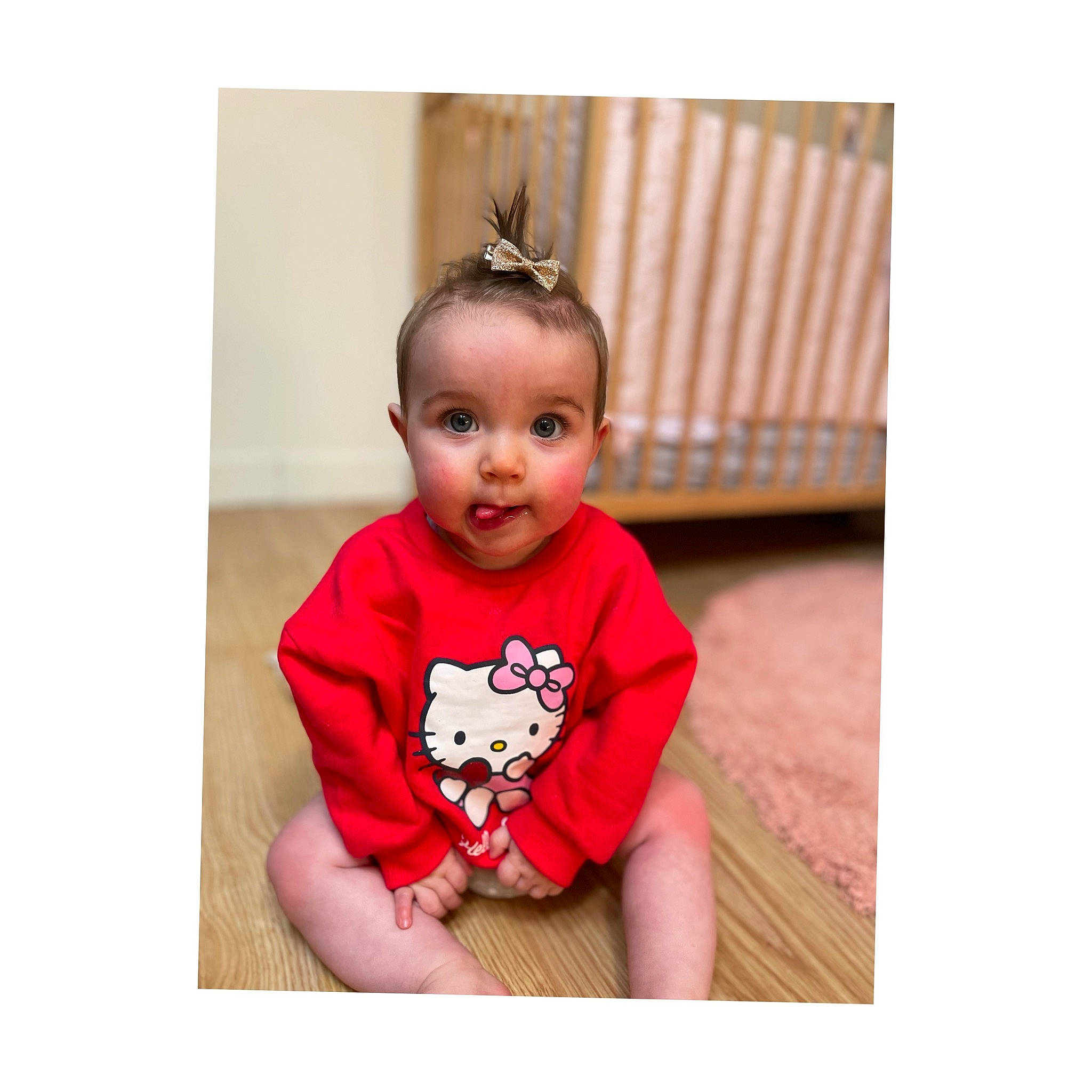 Louméa a rejoint le concours — aidez-le/la à gagner de superbes lots ! baby, baby_toddler_clothing, child, crown, fashion_accessory, font, grass, hair_accessory, happy, headband, headpiece, jewellery, magenta, metal, pattern, peach, person, sleeve, smile, surprise