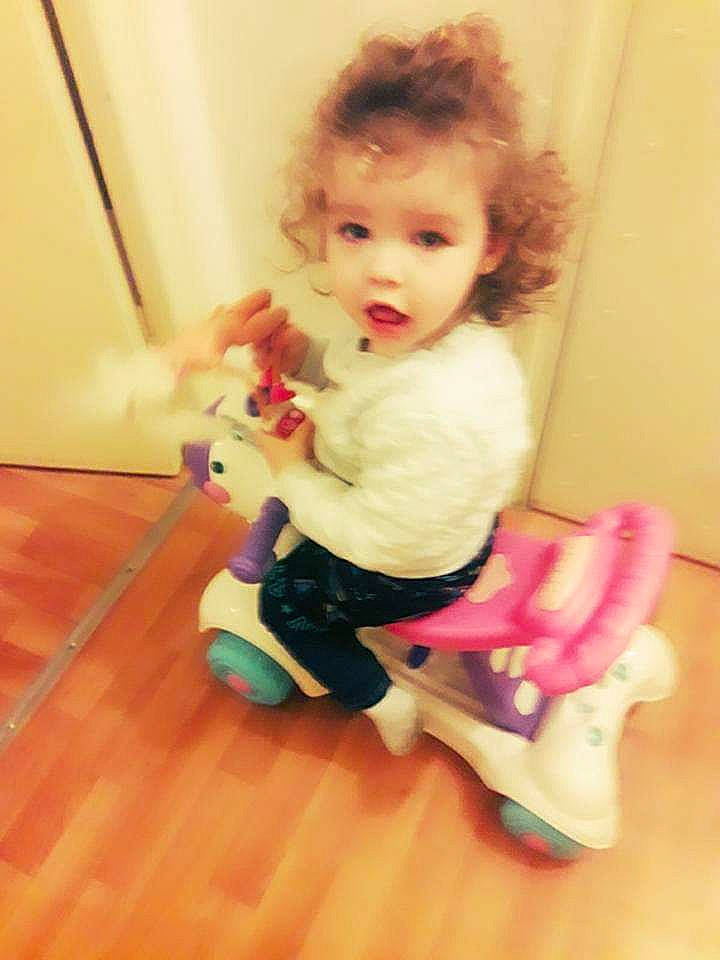 Paola a rejoint le concours — aidez-le/la à gagner de superbes lots ! child, girl, human_hair_color, infant, person, play, product, sitting, skin, toddler, toy