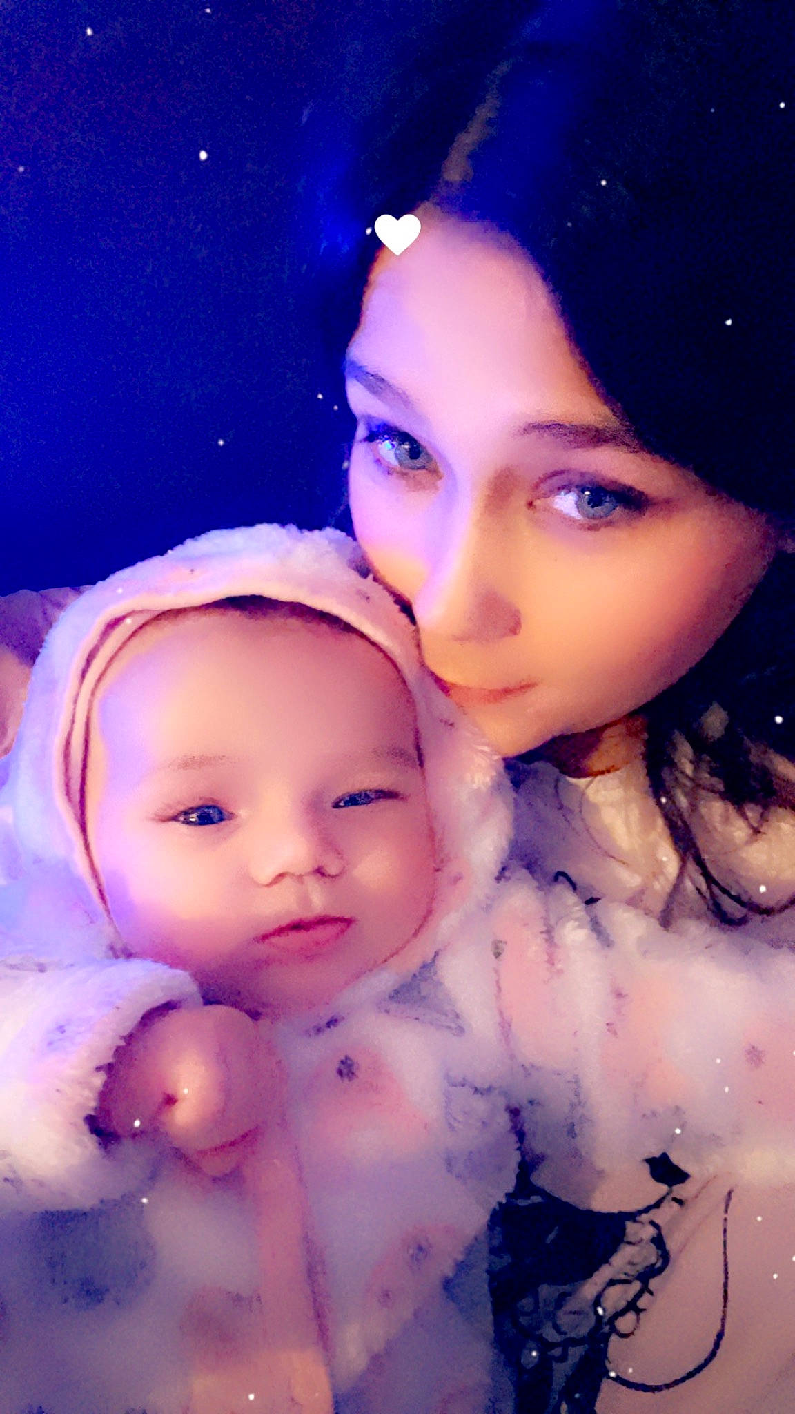 Aya a rejoint le concours — aidez-le/la à gagner de superbes lots ! baby, black_hair, blue, cheek, electric_blue, event, eyelash, face, flash_photography, fun, happy, lip, magenta, nose, person, pink, purple, skin, toddler, violet