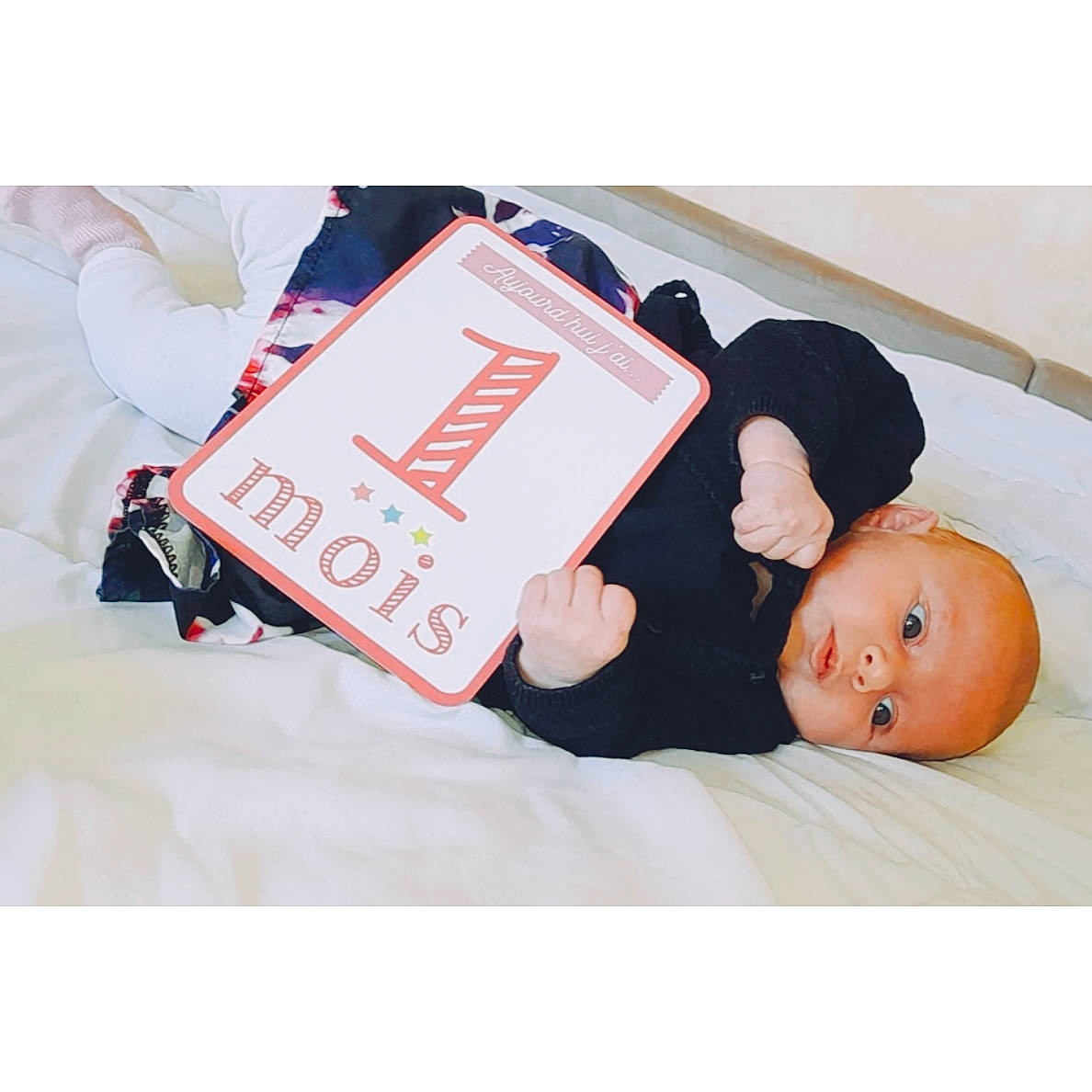 Lina participe au concours pour gagner de l'argent avec cette photo : baby, baby_products, baby_sleeping, bed, bedding, bedroom, brand, child, comfort, font, happy, leisure, linens, nap, person, sitting, sleeve, t_shirt, toddler, travel
