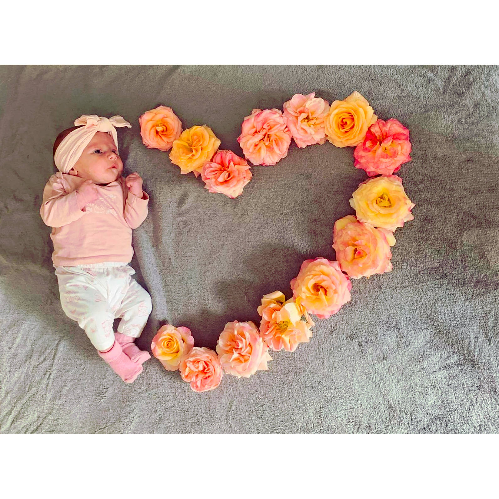 Lina a rejoint le concours — aidez-le/la à gagner de superbes lots ! baby_toddler_clothing, clothing, dress, flower, footwear, hand, headgear, headwear, human_body, leaf, leg, mammal, orange, outerwear, person, petal, pink, plant, sleeve, t_shirt