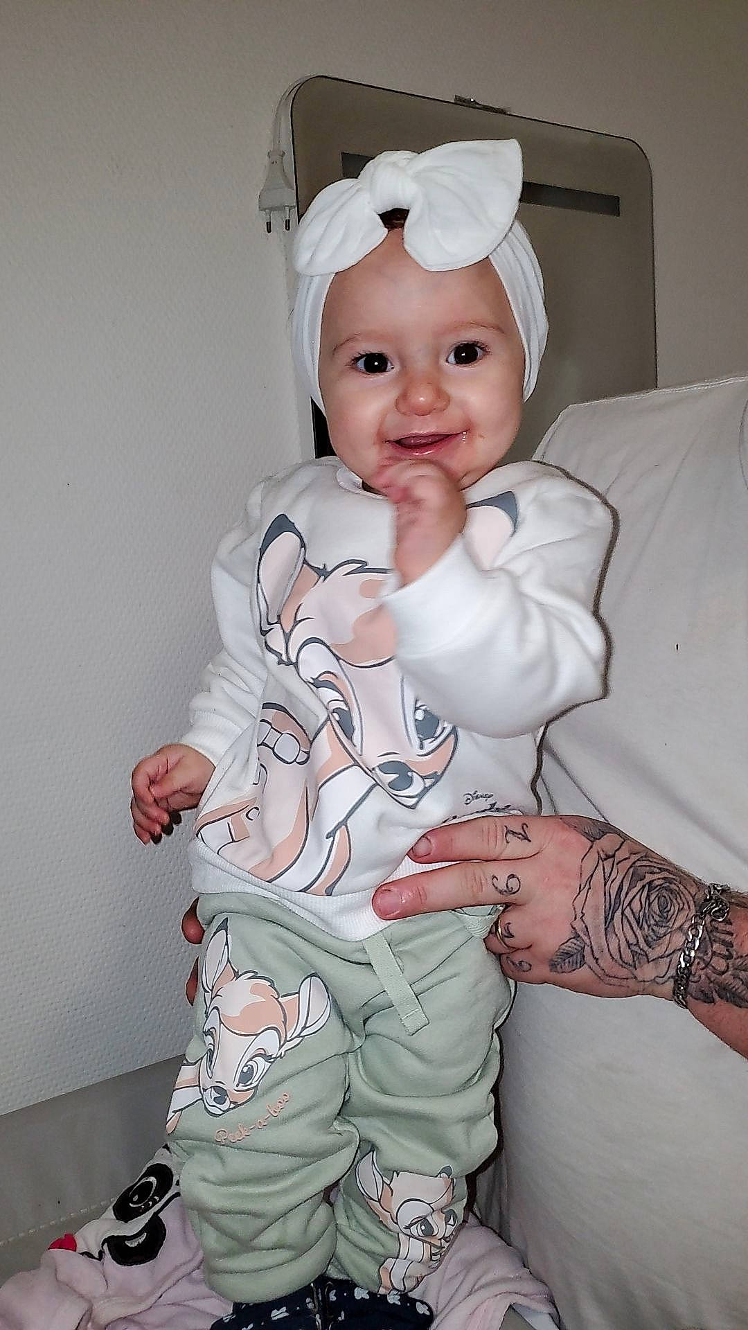 Lina a rejoint le concours — aidez-le/la à gagner de superbes lots ! arm, baby, baby_toddler_clothing, cheek, chest, child, comfort, eye, face, gesture, hand, happy, head, headwear, human_body, iris, joy, person, skin, sleeve