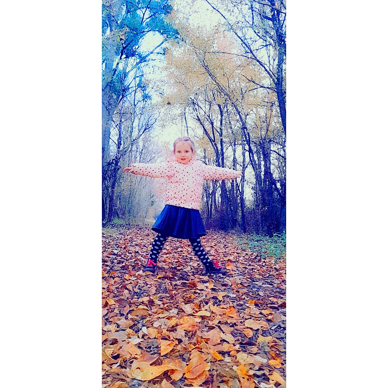 Louanna a rejoint le concours — aidez-le/la à gagner de superbes lots ! art, deciduous, denim, electric_blue, font, forest, gesture, happy, magenta, natural_landscape, pattern, people_in_nature, person, plant, sleeve, street_fashion, tints_and_shades, tree, trunk, twig