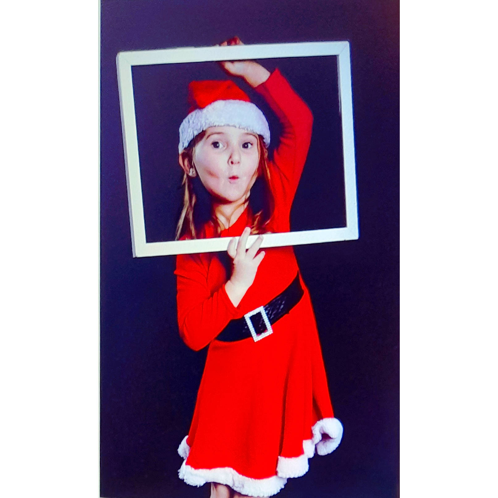 Louanna a rejoint le concours — aidez-le/la à gagner de superbes lots ! animation, cap, carmine, costume, costume_accessory, costume_hat, electric_blue, fictional_character, flag_of_the_united_states, font, formal_wear, gesture, hat, headwear, magenta, musical_instrument, pattern, person, picture_frame, rectangle