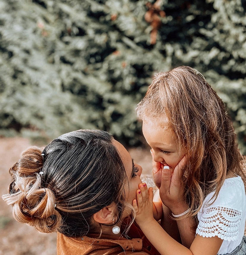 Lyna a rejoint le concours — aidez-le/la à gagner de superbes lots ! brown_hair, child, fawn, fun, hair, hairstyle, happy, interaction, long_hair, love, person, photograph, photography, smile, toddler, vacation