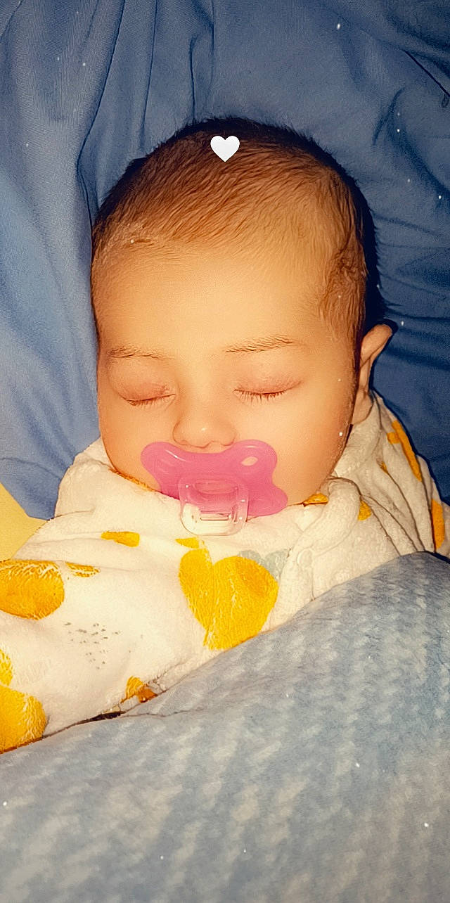 Milena a rejoint le concours — aidez-le/la à gagner de superbes lots ! baby, cheek, child, chin, comfort, eye, eyebrow, eyelash, facial_expression, finger, forehead, happy, iris, lip, mouth, nose, person, skin, textile, thumb