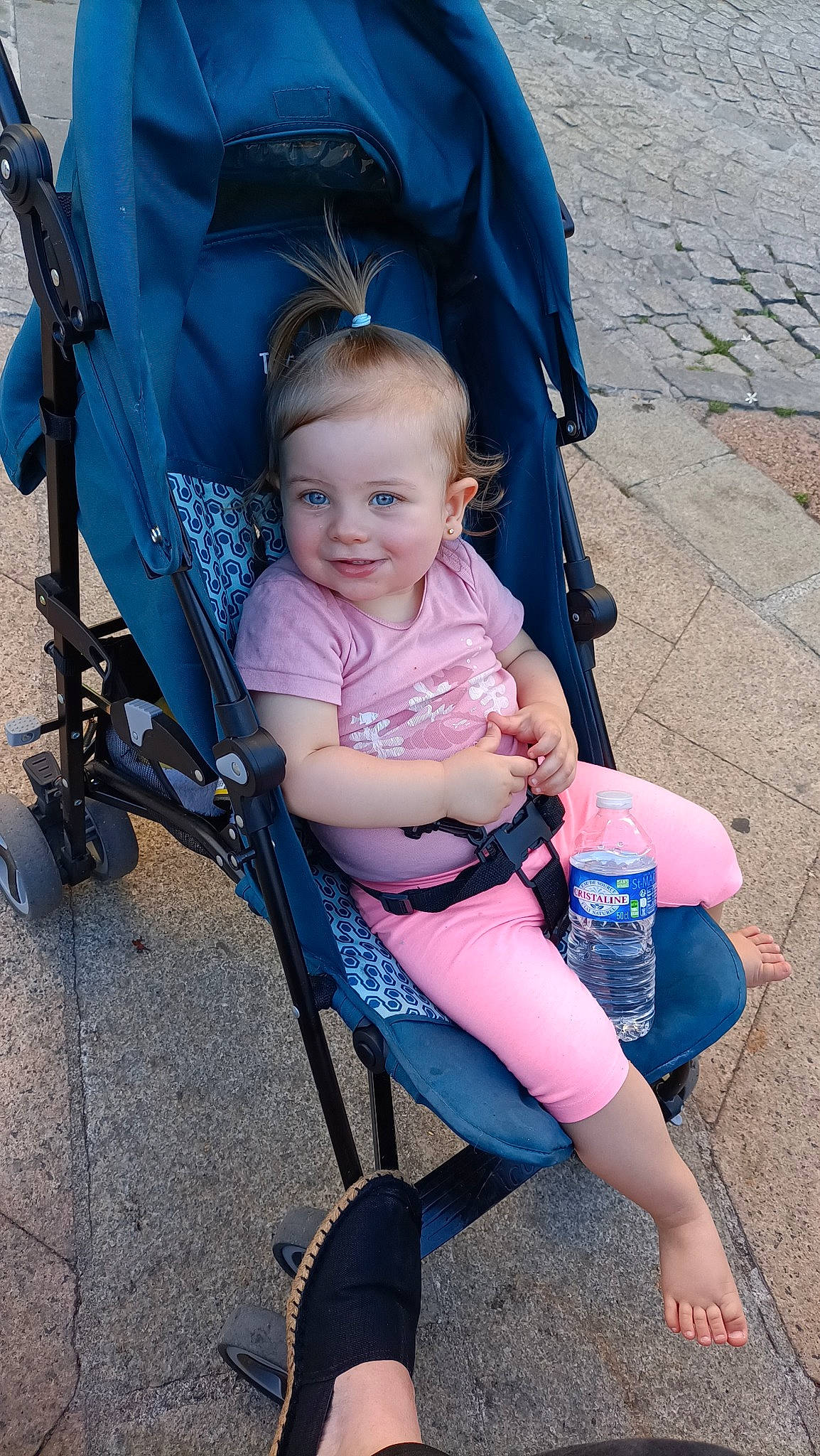 Milena participe au concours pour gagner de l'argent avec cette photo : baby, baby_carriage, baby_products, blue, bottle, comfort, electric_blue, fun, hand, head, human_leg, joy, lap, leg, leisure, person, product, smile, tire, toddler