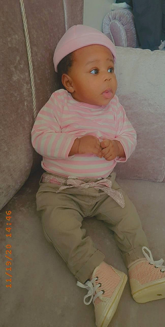 Asma a rejoint le concours — aidez-le/la à gagner de superbes lots ! baby, baby_toddler_clothing, cap, cheek, chin, clothing, comfort, cool, eye, face, head, khaki_pants, knee, lip, person, pink, skin, sleeve, surprise, thigh