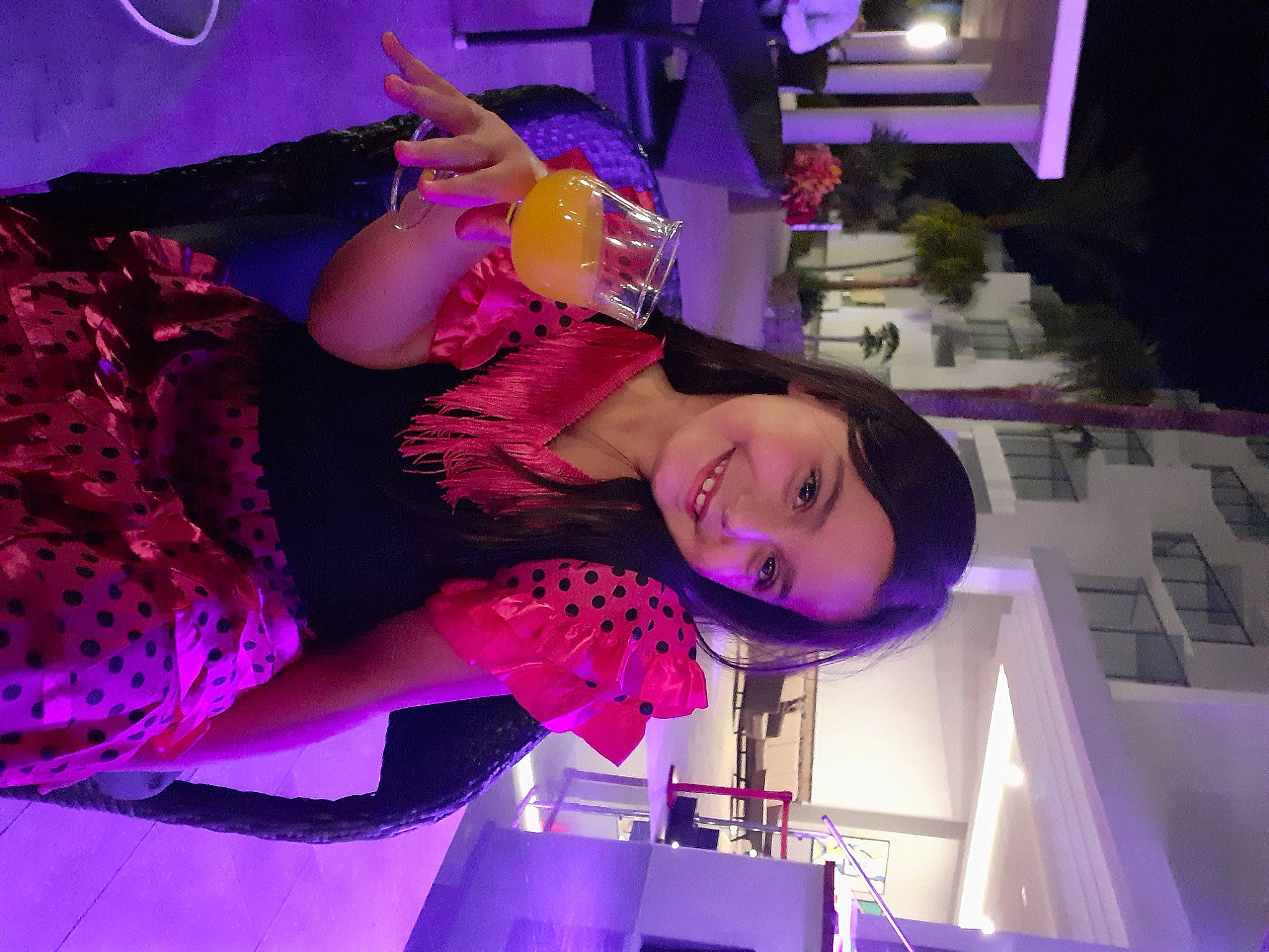 Louise a rejoint le concours — aidez-le/la à gagner de superbes lots ! beauty, electric_blue, entertainment, event, eyelash, fashion, fashion_design, fun, happy, joy, leisure, magenta, party, performance, person, pink, purple, smile, thigh, violet