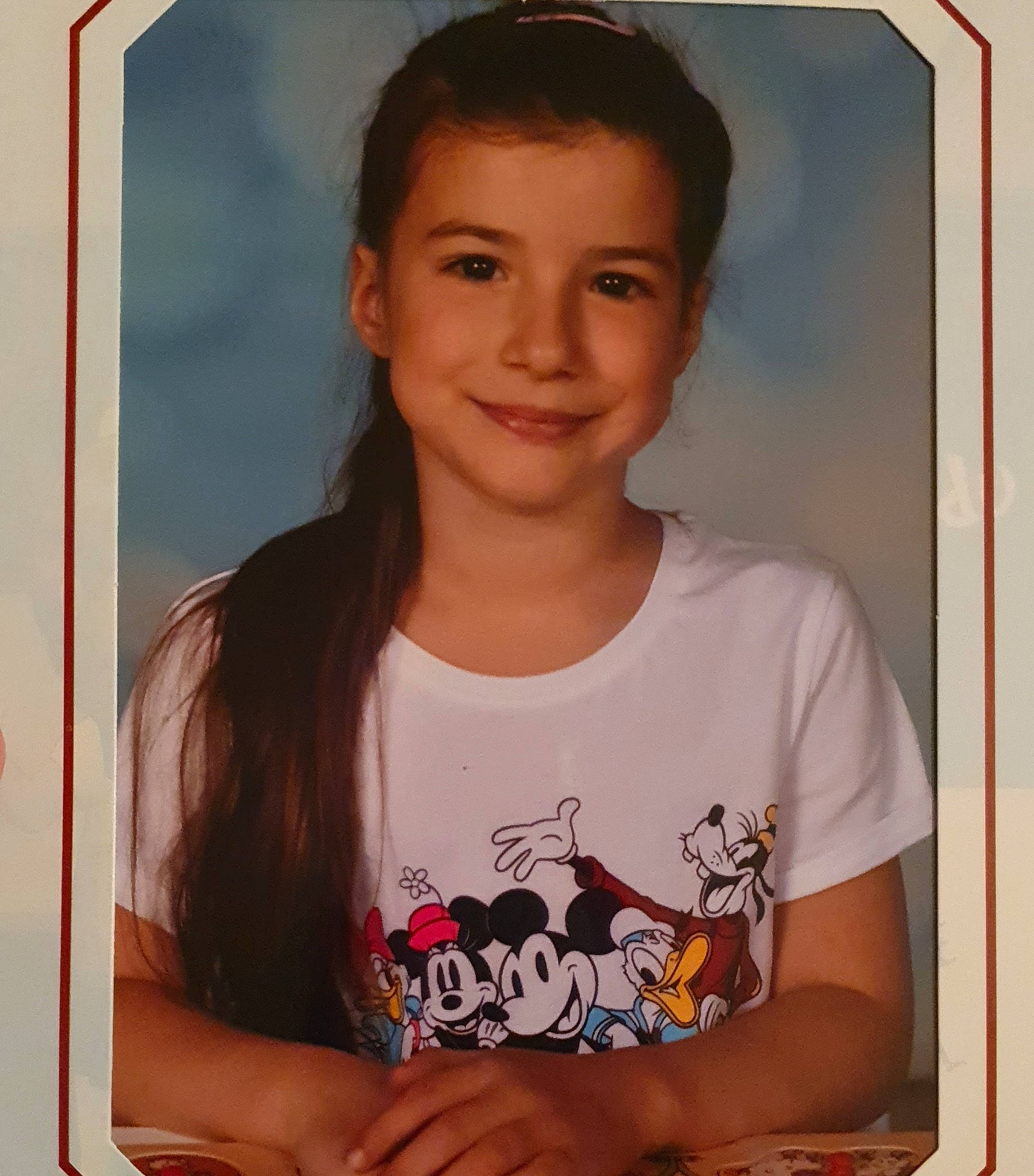 Loan participe au concours pour gagner de l'argent avec cette photo : cheek, child, chin, eyelash, facial_expression, flash_photography, fun, hairstyle, happy, joy, organ, person, picture_frame, portrait, portrait_photography, rectangle, shirt, sleeve, smile, t_shirt